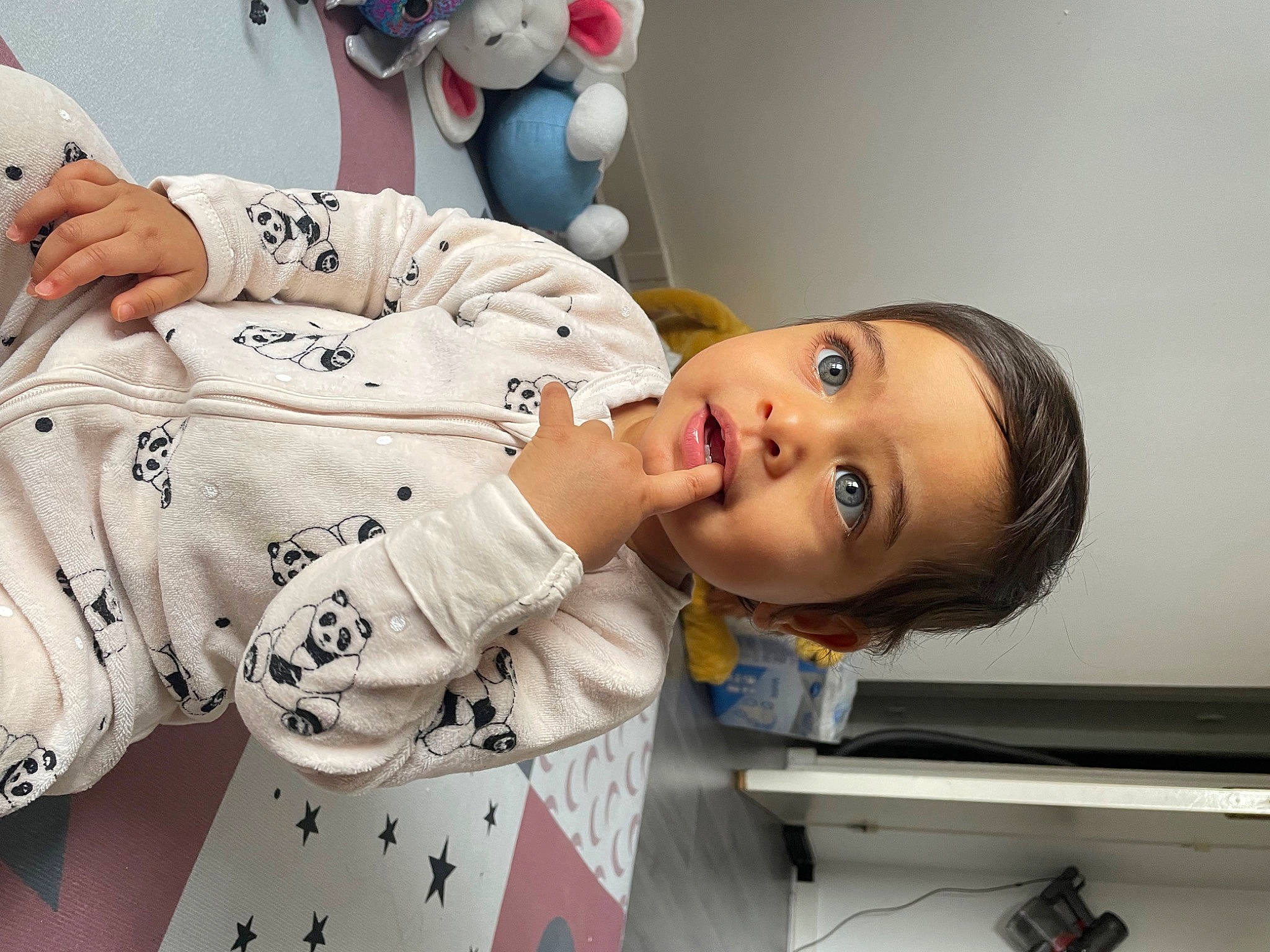 Lina a rejoint le concours — aidez-le/la à gagner de superbes lots ! baby, baby_sleeping, baby_toddler_clothing, child, comfort, fur, happy, linens, mammal, pattern, person, photography, portrait_photography, room, sitting, sleeve, smile, stuffed_toy, textile, toddler
