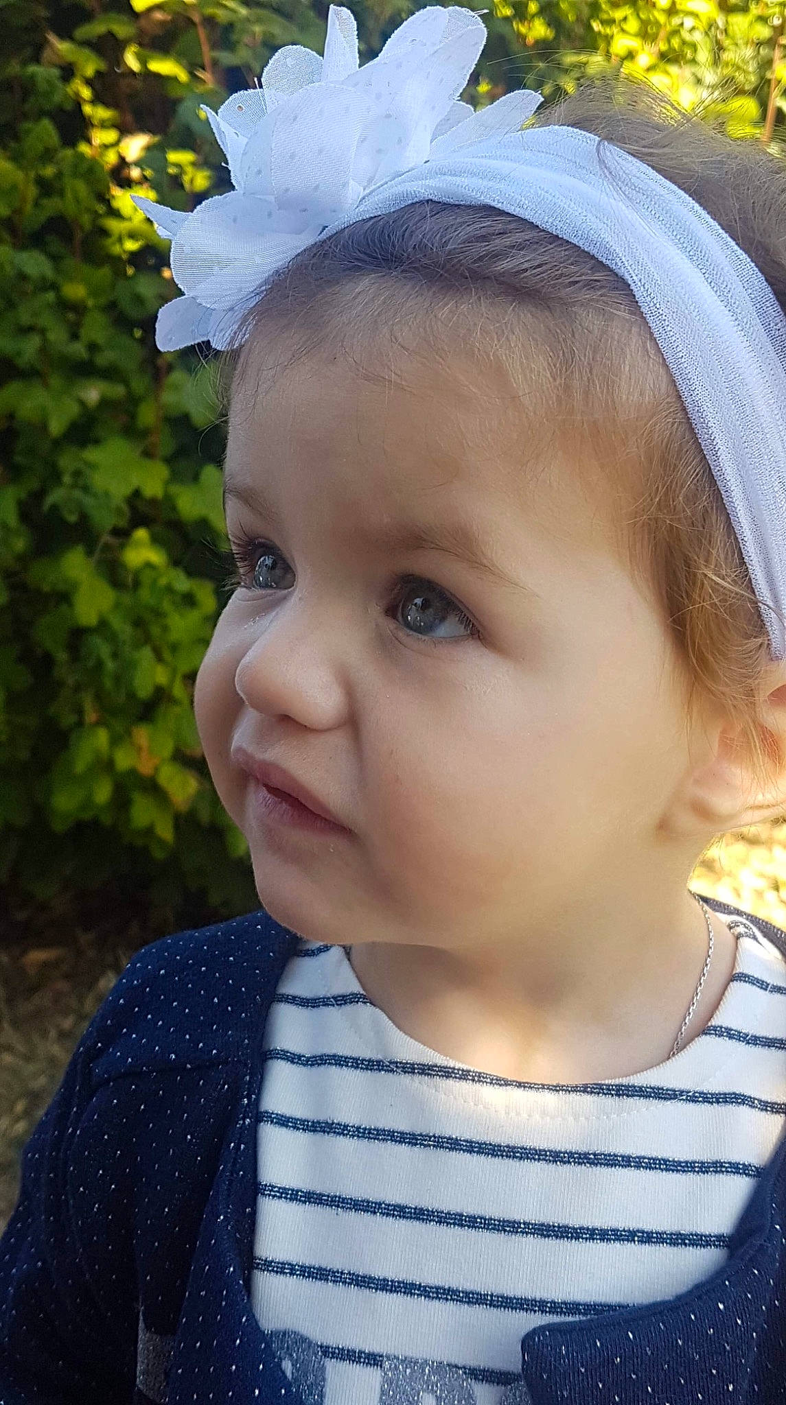 Mya a rejoint le concours — aidez-le/la à gagner de superbes lots ! baby, baby_toddler_clothing, cap, cheek, chin, clothing, ear, eye, eyebrow, eyelash, forehead, grass, happy, iris, leaf, lip, neck, nose, person, plant