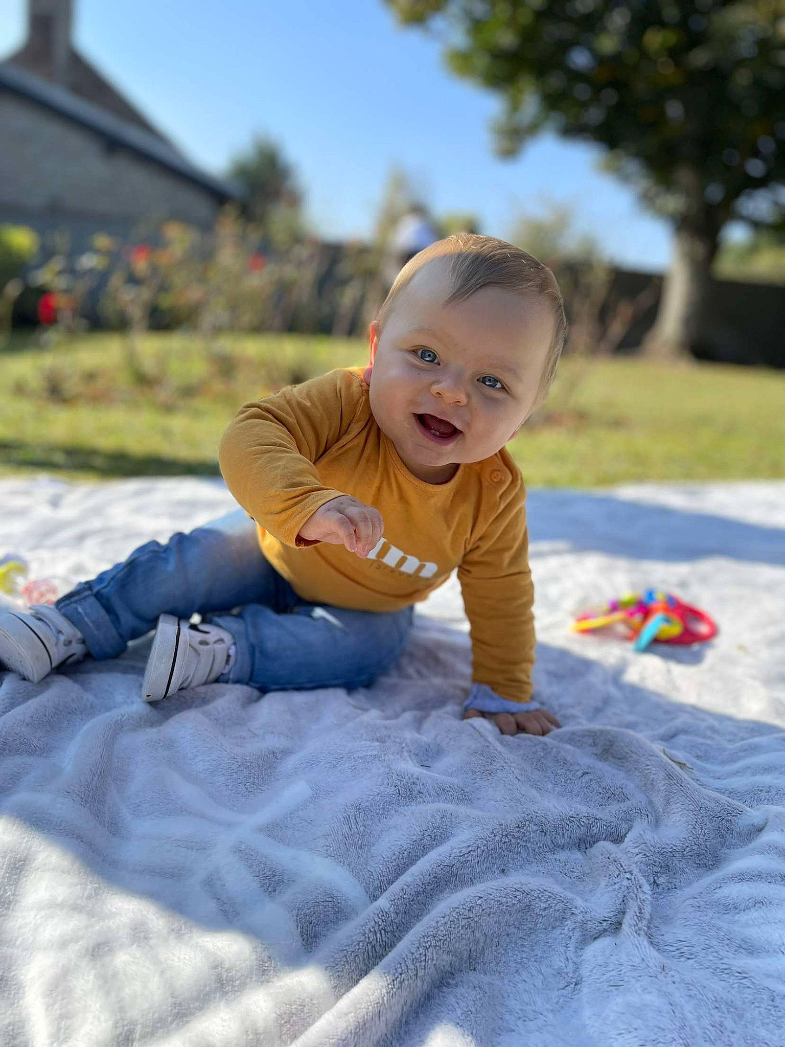 Diego a rejoint le concours — aidez-le/la à gagner de superbes lots ! baby, baby_toddler_clothing, child, crawling, eye, flash_photography, fun, grass, happy, leaf, leisure, people_in_nature, person, plant, recreation, sitting, sky, smile, toddler, tree