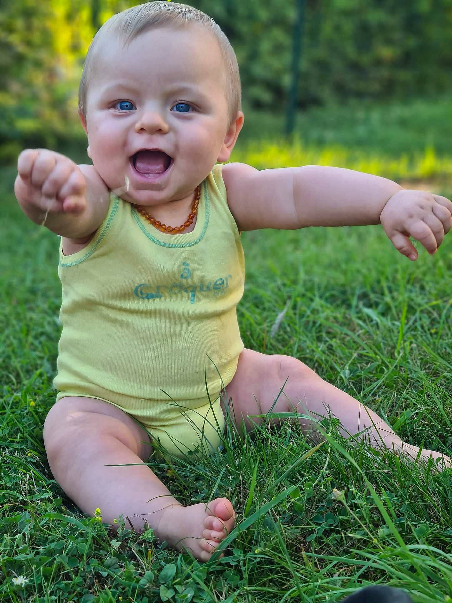 Diego a rejoint le concours — aidez-le/la à gagner de superbes lots ! baby, baby_toddler_clothing, eye, facial_expression, finger, fun, gesture, grass, hairstyle, happy, head, leisure, people_in_nature, person, photograph, plant, skin, smile, summer, toddler