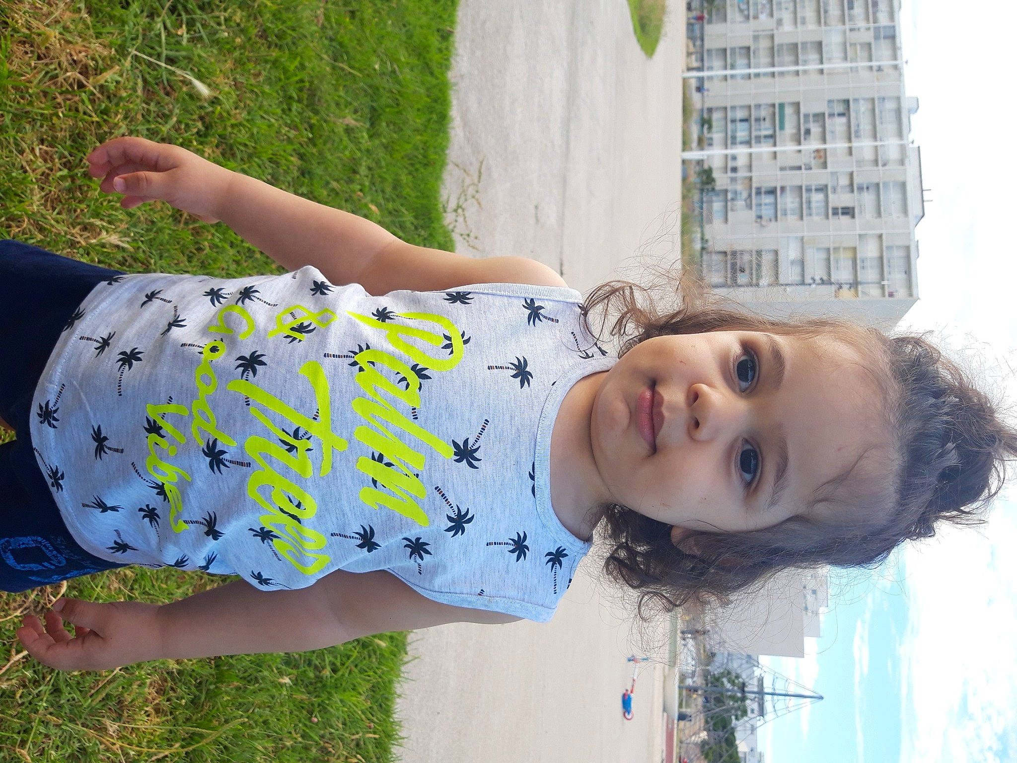 Mohammed participe au concours pour gagner de l'argent avec cette photo : child, grass, person, plant