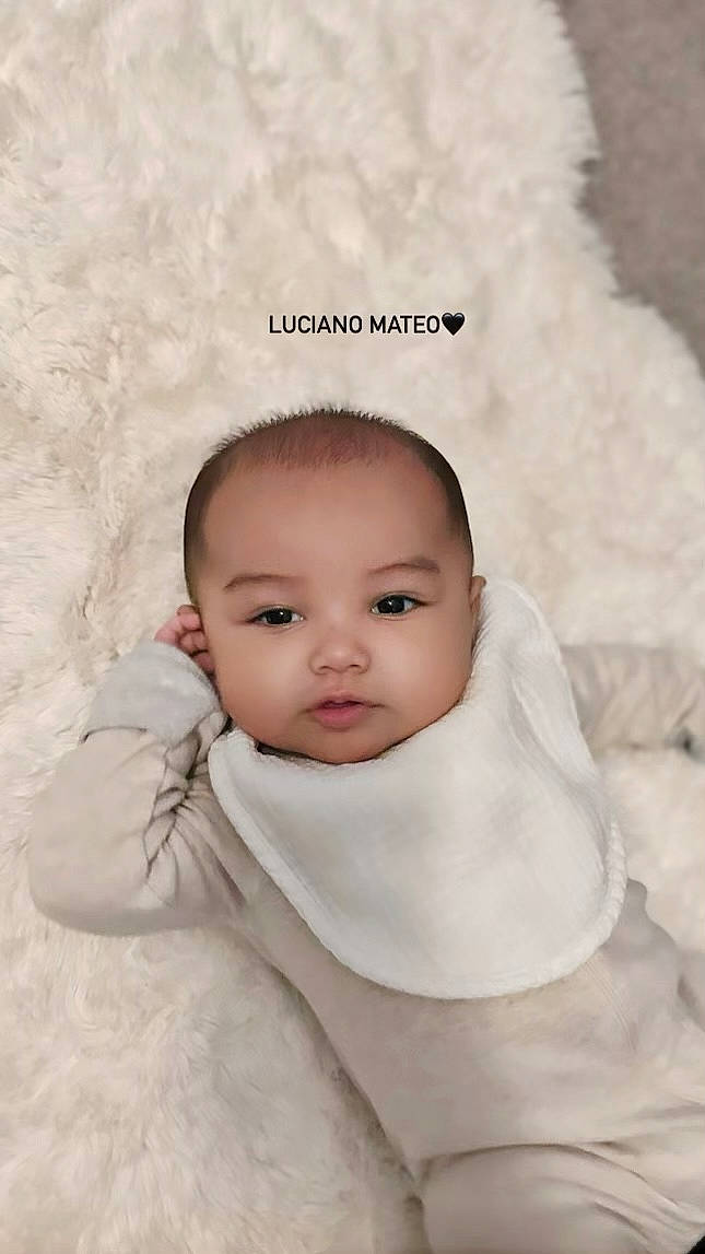 Luciano is registered to the contest to win money with this photo: baby, baby_toddler_clothing, cheek, comfort, eye, eyebrow, eyelash, flash_photography, freezing, happy, iris, linens, lip, nose, person, skin, sleeve, smile, toddler, wood