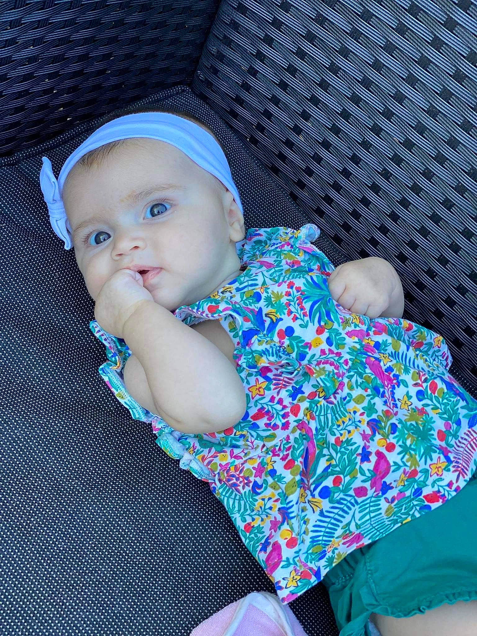 Mila a rejoint le concours — aidez-le/la à gagner de superbes lots ! baby, baby_products, baby_toddler_clothing, beanie, blue, cap, cheek, child, comfort, electric_blue, fashion_accessory, hat, iris, knit_cap, pattern, person, portrait_photography, sitting, skin, sleeve