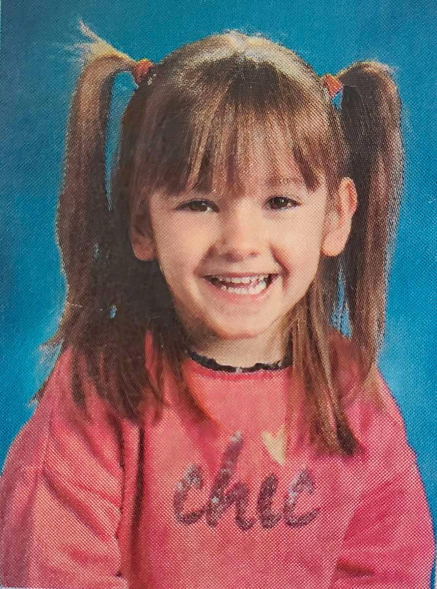 Soana a rejoint le concours — aidez-le/la à gagner de superbes lots ! bangs, cheek, chin, cool, ear, eyebrow, eyelash, flash_photography, forehead, gesture, hair, happy, iris, joy, lip, long_hair, neck, person, pigtail, sleeve