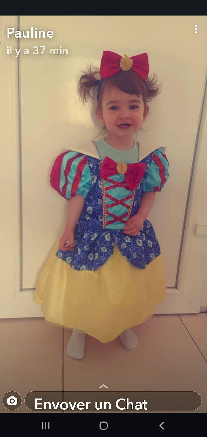 Soana participe au concours pour gagner de l'argent avec cette photo : baby_toddler_clothing, child_model, clothing, costume, costume_accessory, day_dress, embellishment, hair_accessory, headband, headpiece, joy, one_piece_garment, pattern, person, ruffle, sleeve, standing, textile, vintage_clothing