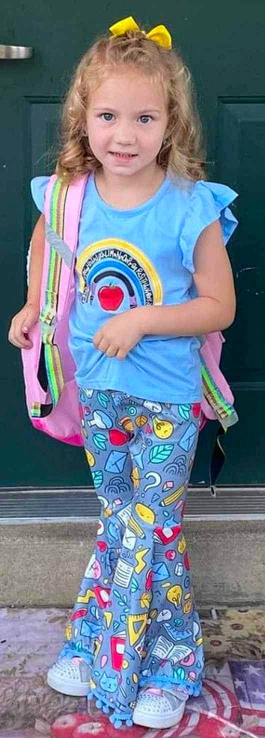 Kasyn is registered to the contest to win money with this photo: bag, denim, electric_blue, fashion_accessory, fashion_design, human_leg, jewellery, joint, joy, magenta, necklace, pattern, person, pink, purple, sleeve, t_shirt, textile, thigh, trunk