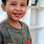 Nathaniel a rejoint le concours — aidez-le/la à gagner de superbes lots ! background_blur, casual, child, closeup, curly_hair, cute, eyes, face, green_shirt, hands, happy, indoor, person, portrait, red_pocket, skin, smiling, teeth, toddler, young