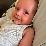 Manoa participe au concours pour gagner de l'argent avec cette photo : arm, baby, cheek, child, closeup, cushion, cute, expression, eyeball, face, human, indoors, infant, lying_down, portrait, relaxation, skin, smile, soft_fabric, tank_top