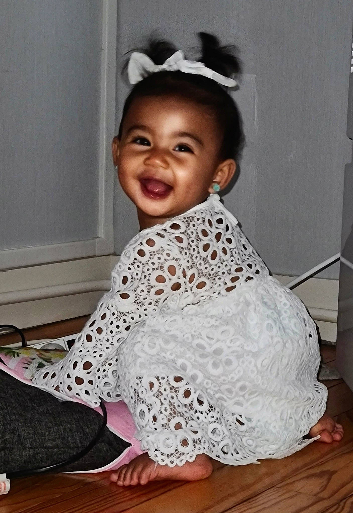 Orivai a rejoint le concours — aidez-le/la à gagner de superbes lots ! art, baby_toddler_clothing, dress, embellishment, fashion_accessory, fashion_design, flooring, fur, happy, head, headgear, jewellery, joy, neck, pattern, person, sleeve, smile, toddler, tradition