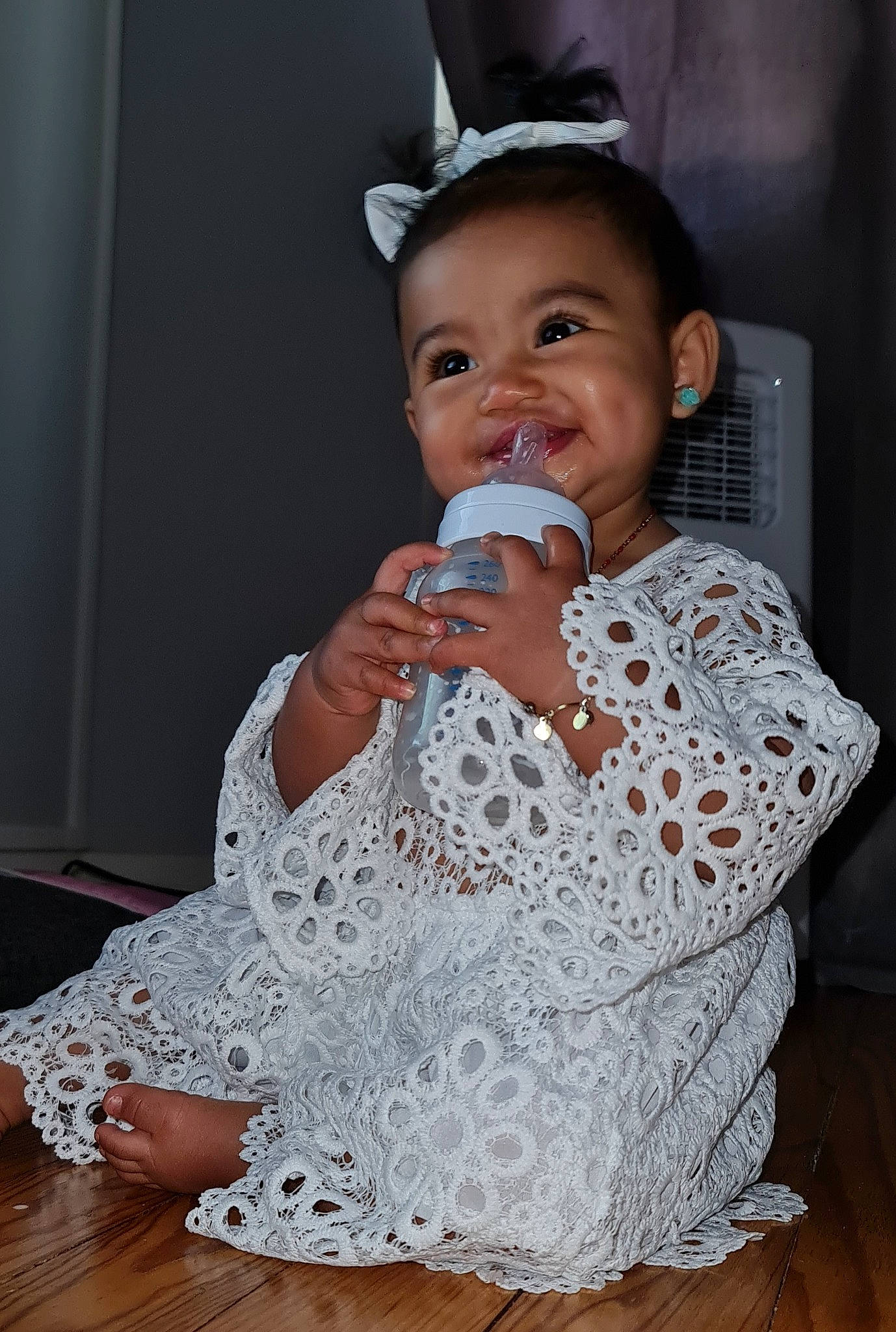 Orivai participe au concours pour gagner de l'argent avec cette photo : baby, baby_toddler_clothing, chair, child, dress, event, face, facial_expression, finger, fun, happy, hat, nose, person, skin, smile, sun_hat, table, tableware, textile