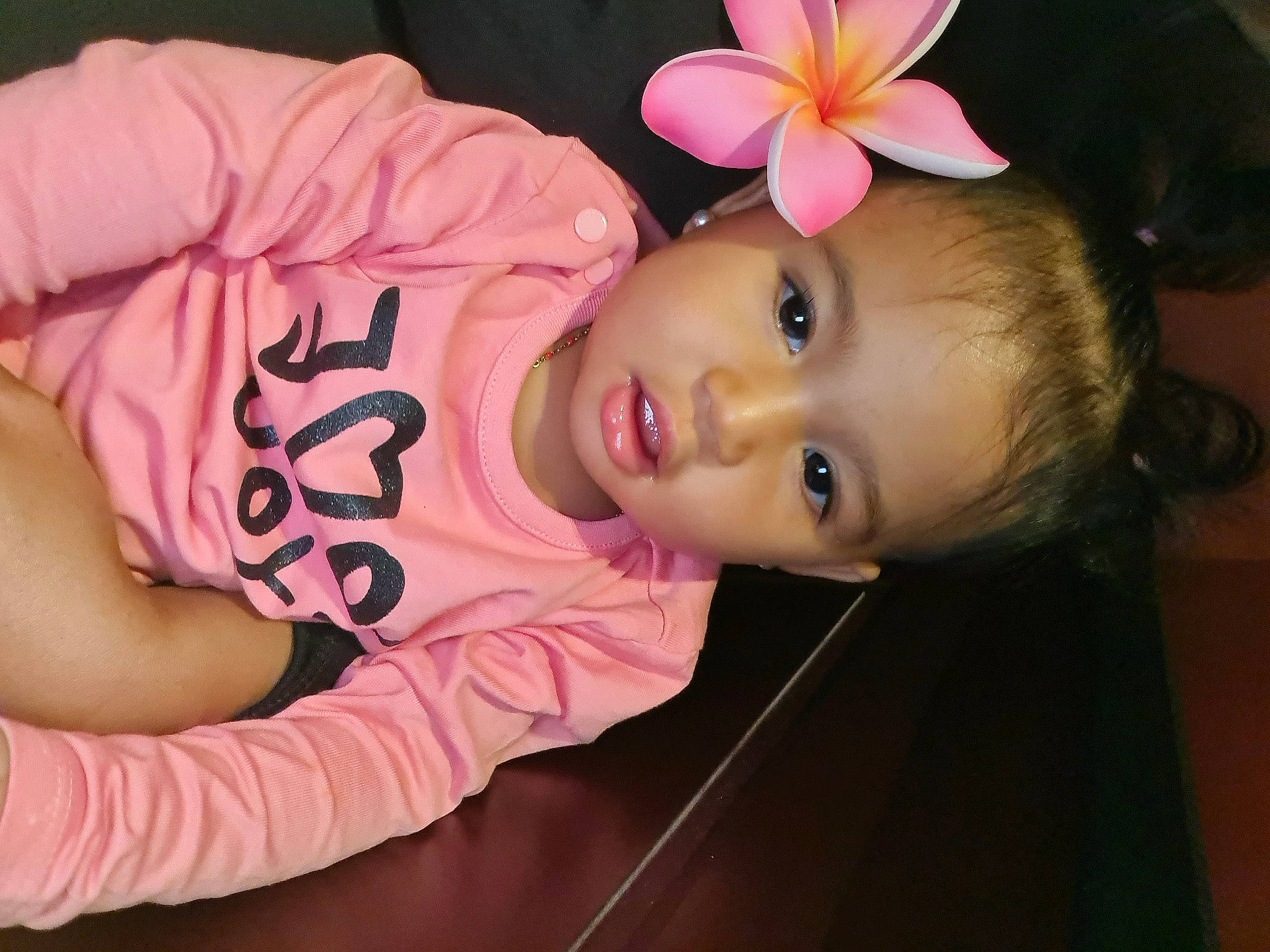 Orivai participe au concours pour gagner de l'argent avec cette photo : baby, baby_toddler_clothing, beauty, cheek, child, chin, eyebrow, eyelash, fun, happy, headgear, magenta, neck, nose, person, petal, pink, skin, sleeve, toddler