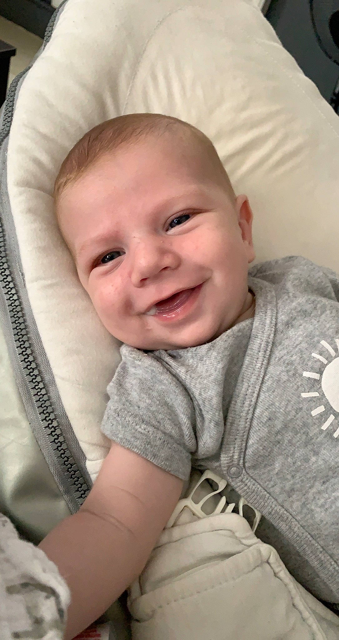 Noham a rejoint le concours — aidez-le/la à gagner de superbes lots ! baby, baby_products, baby_toddler_clothing, blond, cheek, child, comfort, eye, finger, happy, head, iris, joy, linens, lip, mouth, nose, person, skin, sleeve