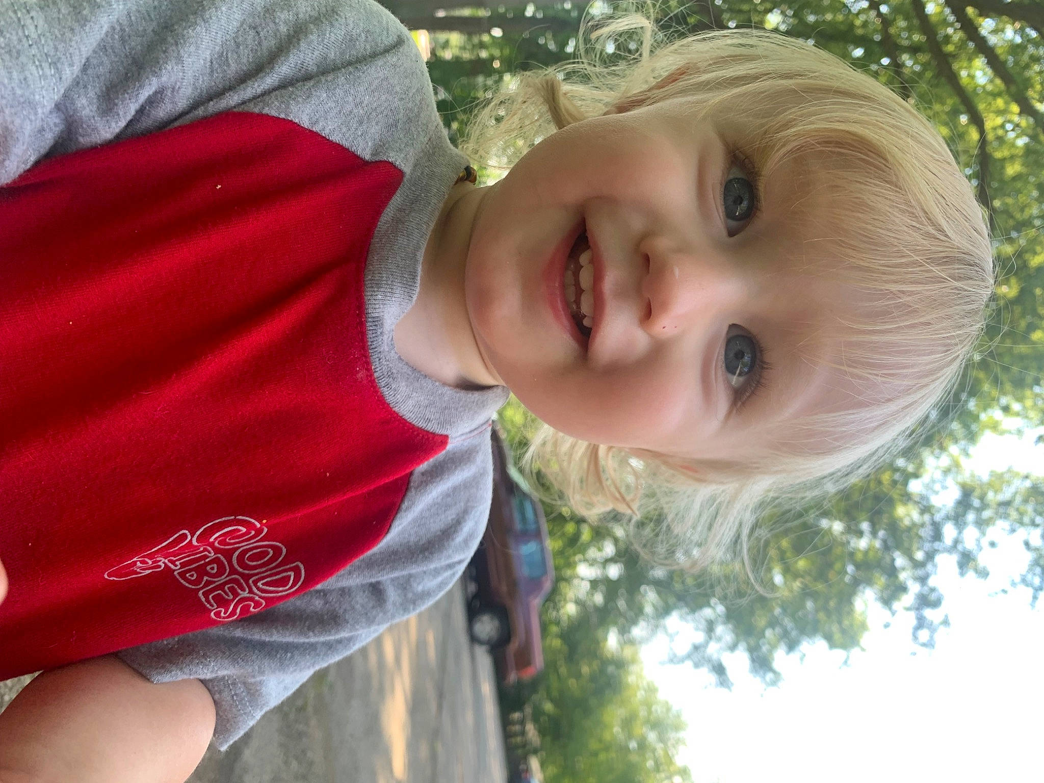 Kobe is registered to the contest to win money with this photo: blond, child, fun, grass, happy, iris, joy, leisure, lip, nose, people_in_nature, person, plant, portrait_photography, sky, smile, t_shirt, toddler, tree, vacation