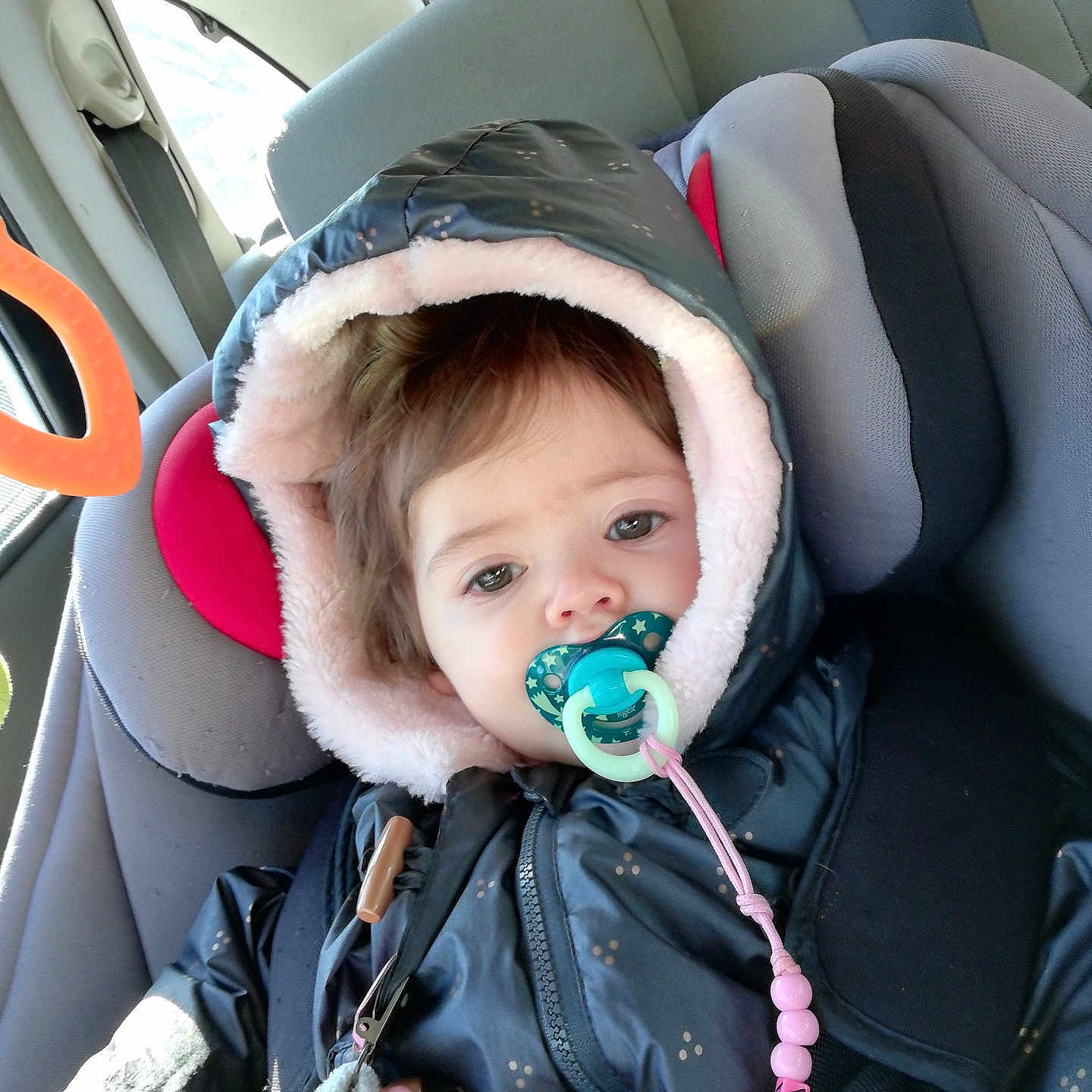 Katalyna participe au concours pour gagner de l'argent avec cette photo : car_seat, child, cool, fun, girl, headgear, product, skin, smile, toddler