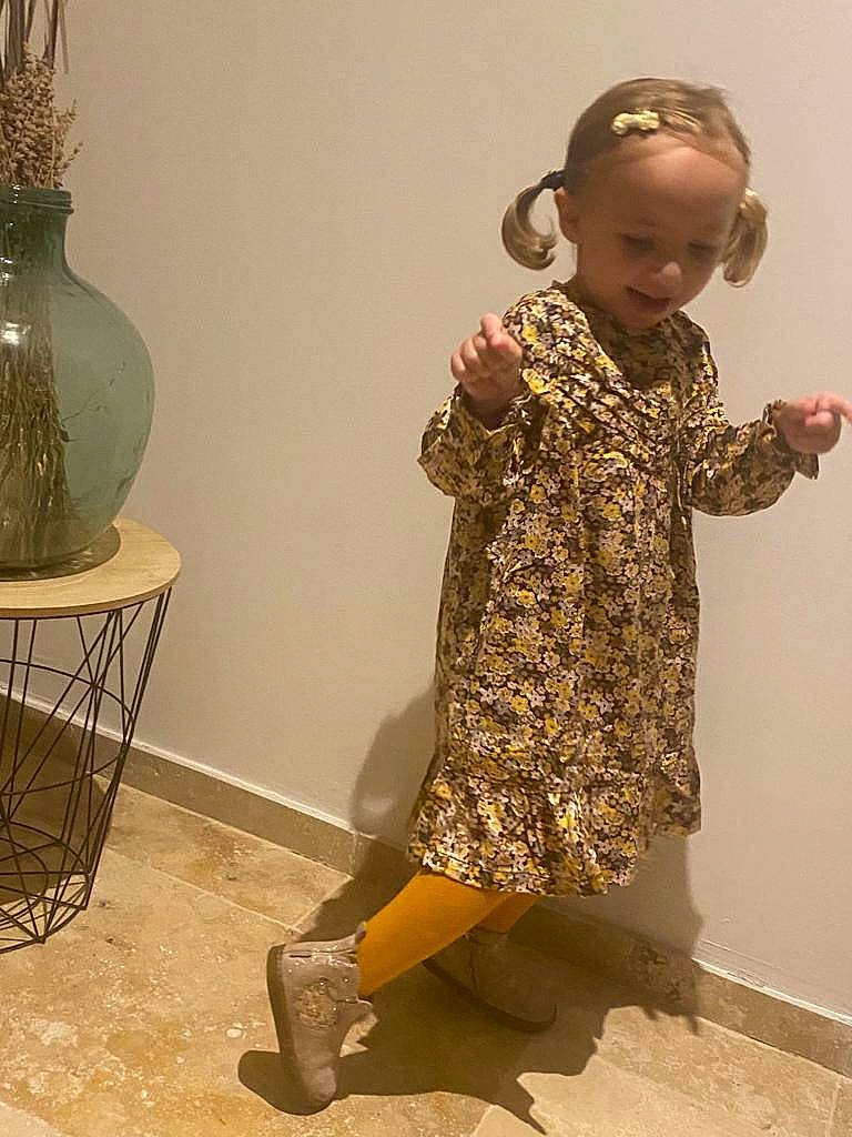 Luna a rejoint le concours — aidez-le/la à gagner de superbes lots ! baby_toddler_clothing, child, day_dress, fashion, fashion_accessory, fashion_design, flooring, fun, happy, human_leg, jewellery, knee, outerwear, pattern, person, room, sitting, sleeve, standing, table