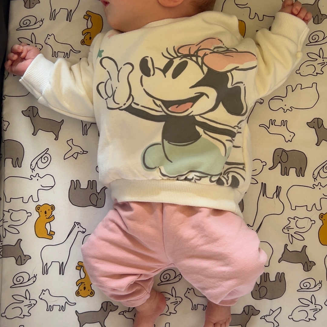 Jade a rejoint le concours — aidez-le/la à gagner de superbes lots ! animal_print, baby, bed, blanket, child, cozy, cute, feet, hands, indoors, infant, lying_down, minnie_mouse, peaceful, pink_pants, portrait, rest, sleeping, soft, sweater