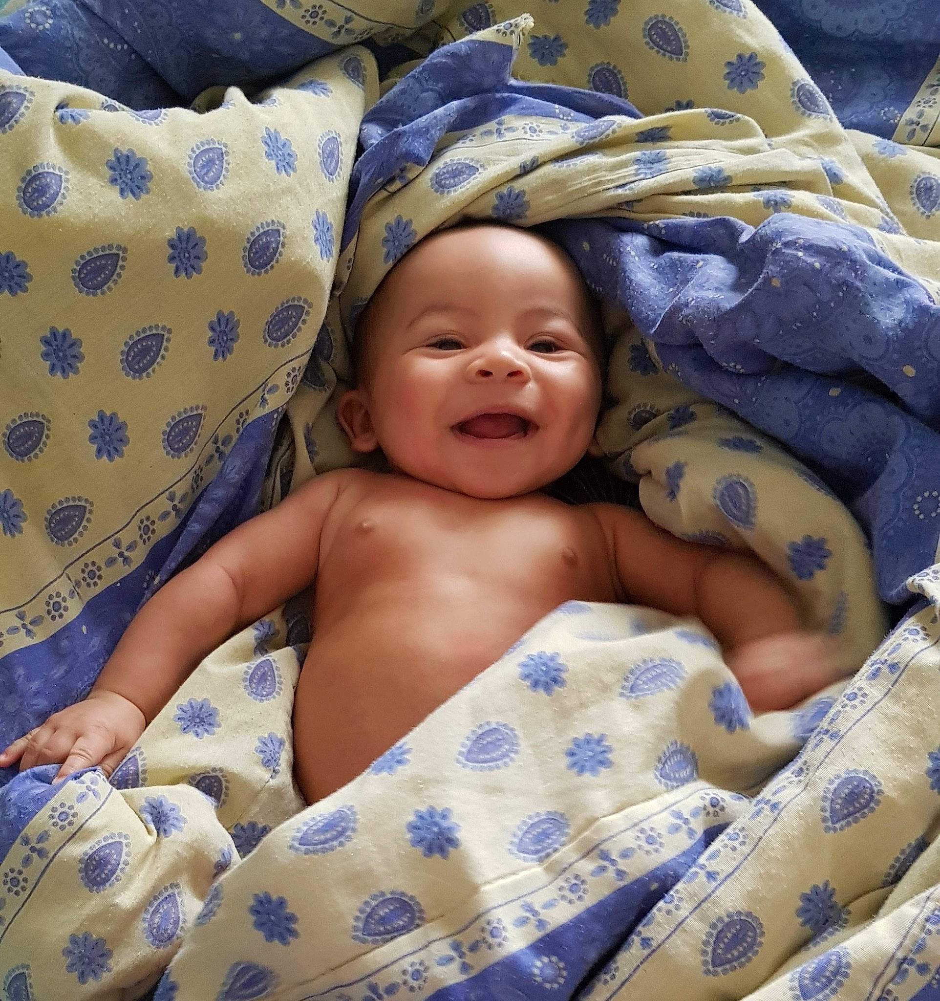 Pharell a rejoint le concours — aidez-le/la à gagner de superbes lots ! baby, bedtime, birth, blanket, child, headwear, linens, nap, person, sleep, smile, textile, toddler