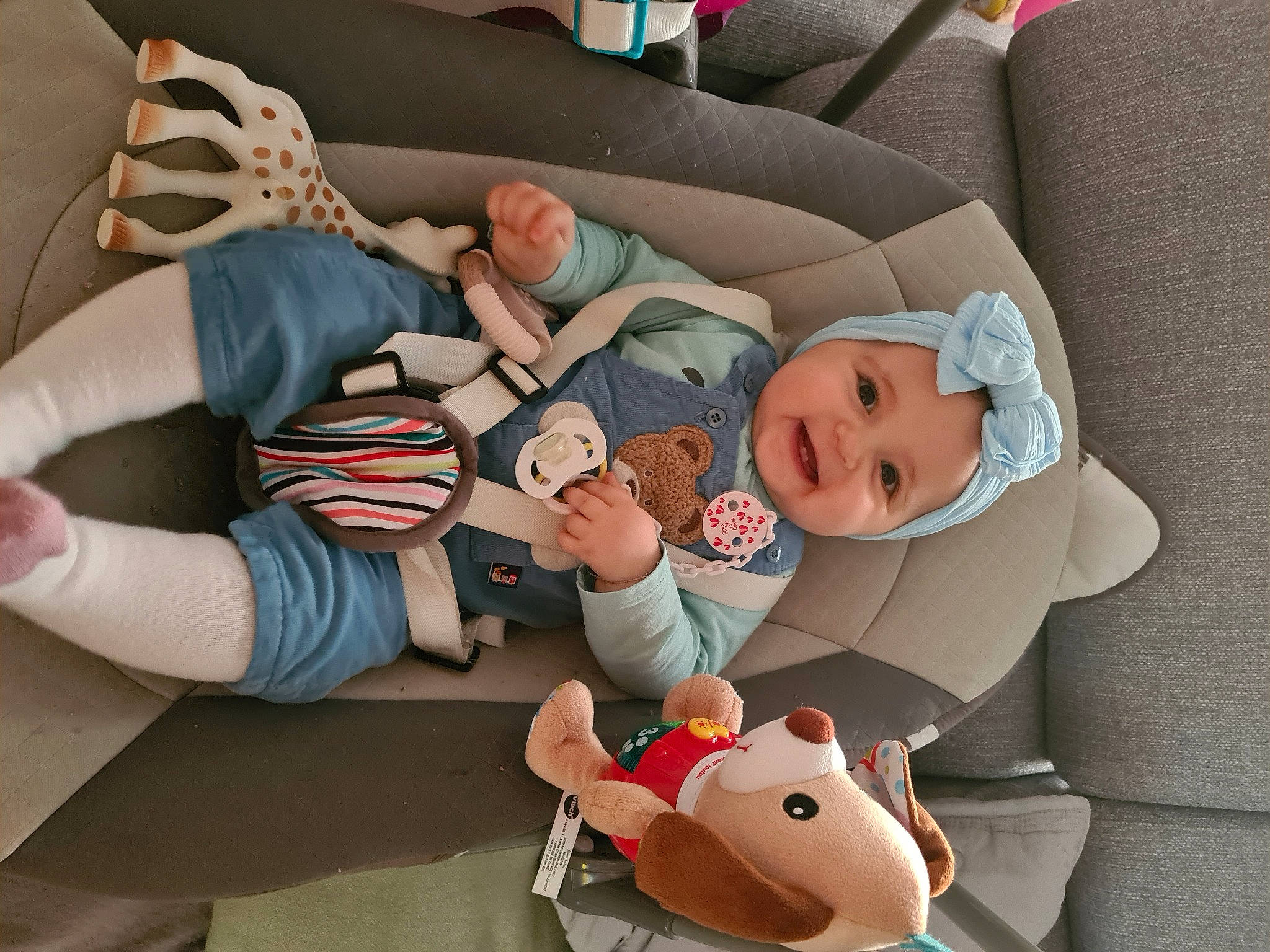 Ana participe au concours pour gagner de l'argent avec cette photo : arm, baby, baby_products, baby_toddler_clothing, child, comfort, finger, gesture, hand, happy, headwear, joy, lap, mammal, mouth, nail, person, service, textile, thumb