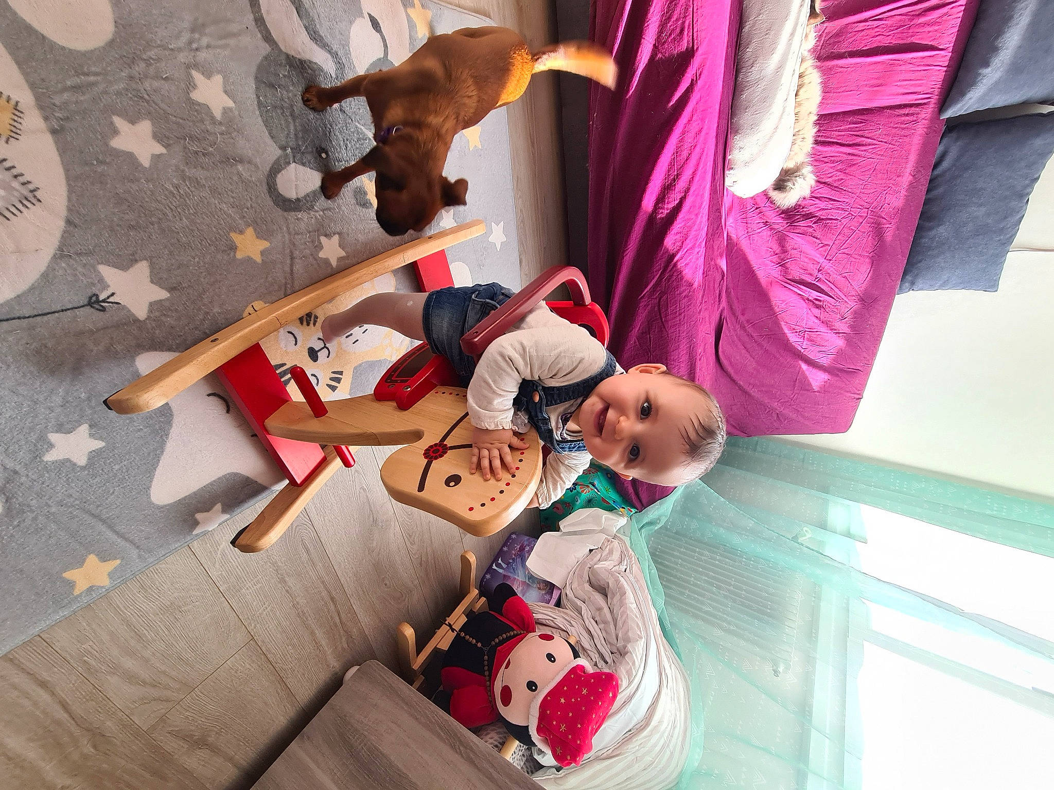 Ana a rejoint le concours — aidez-le/la à gagner de superbes lots ! art, baby, baby_products, child, comfort, flooring, fun, happy, head, joy, leisure, magenta, person, play, room, sitting, stuffed_toy, toddler, toy, tree