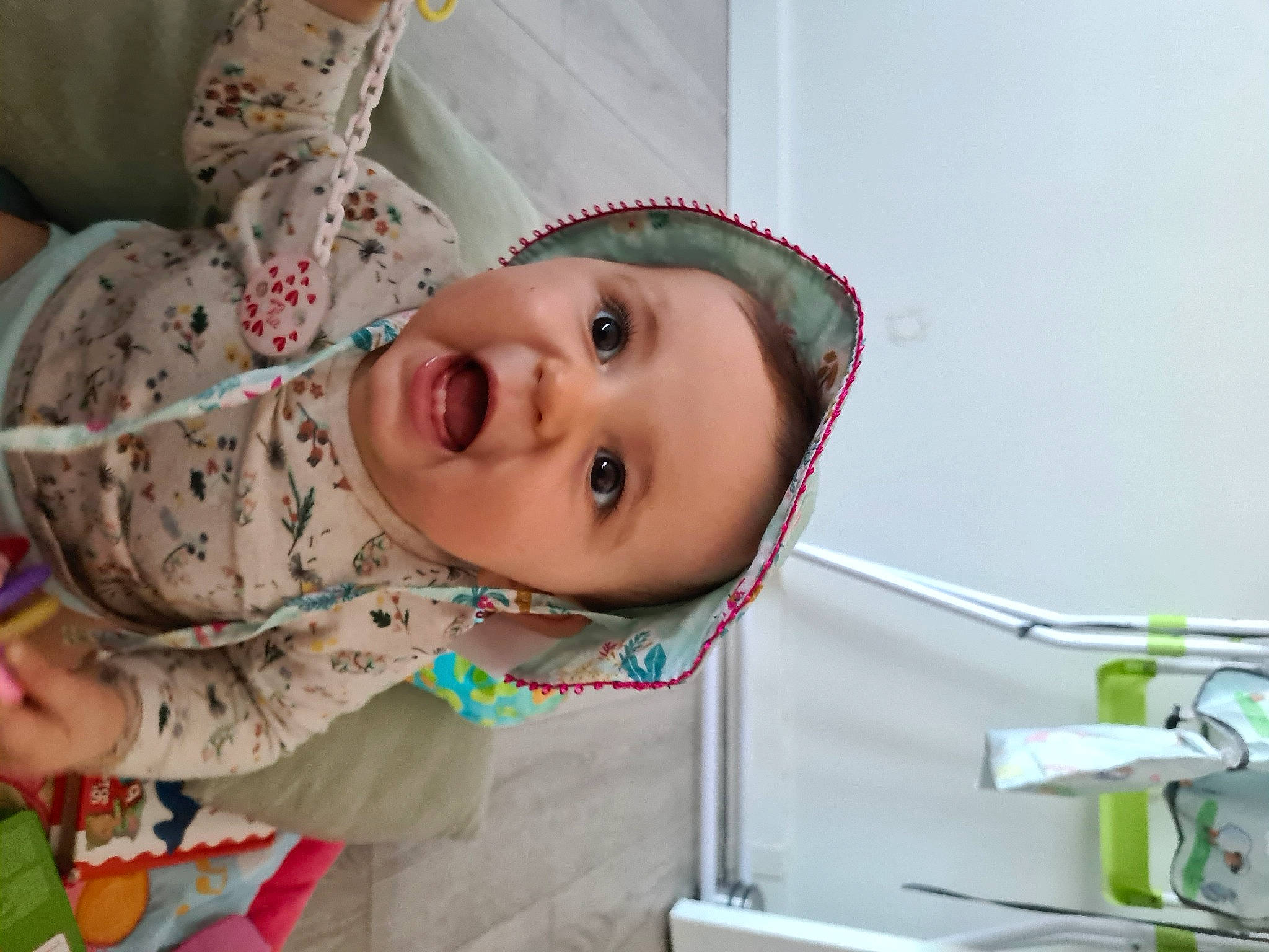 Ana a rejoint le concours — aidez-le/la à gagner de superbes lots ! baby, baby_products, baby_safety, baby_toddler_clothing, cheek, child, eye, eyelash, face, fun, head, iris, lip, mouth, nose, person, room, skin, sleeve, smile