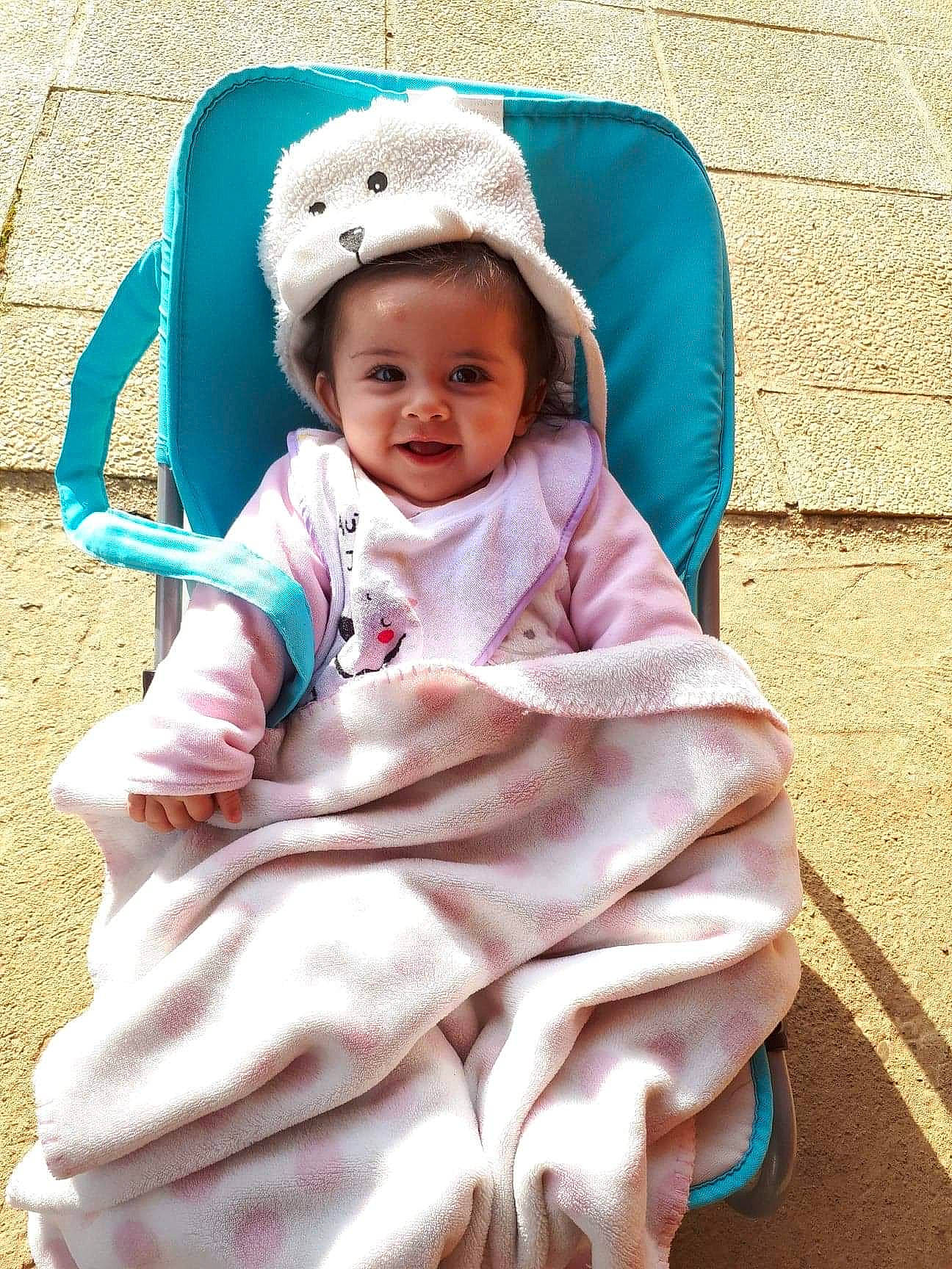 Lyana participe au concours pour gagner de l'argent avec cette photo : baby, child, headgear, person, pink, skin, smile, toddler