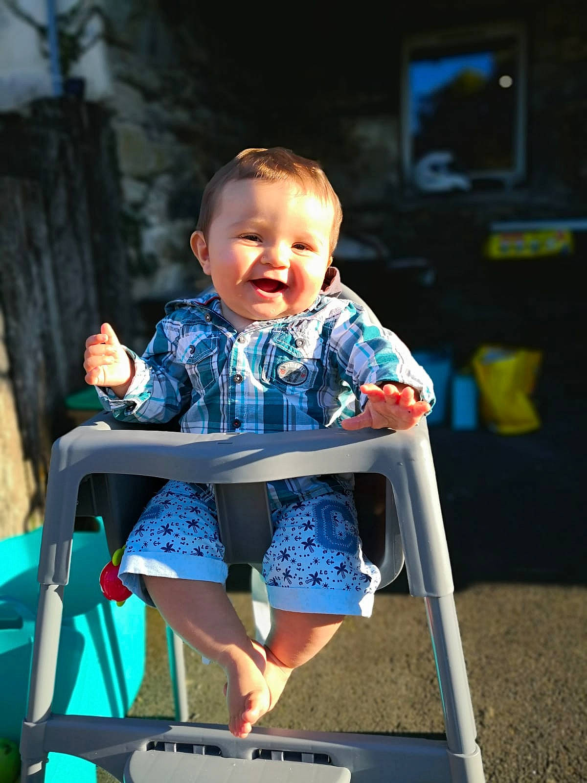 Noan participe au concours pour gagner de l'argent avec cette photo : baby, baby_toddler_clothing, chair, child, electric_blue, flash_photography, fun, grass, happy, leisure, person, product, public_space, recreation, red, shorts, sitting, smile, t_shirt, toddler