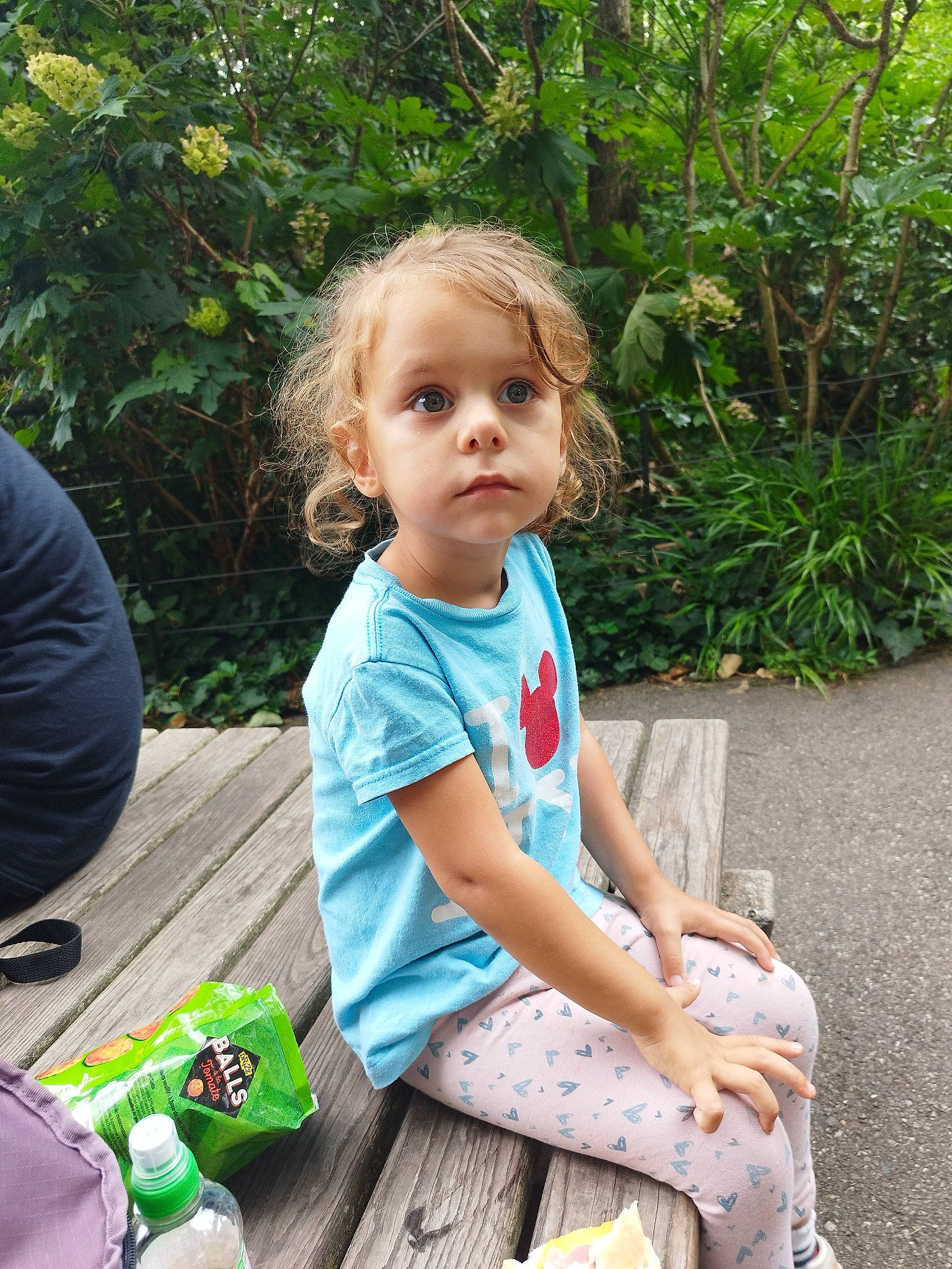 Naomi a rejoint le concours — aidez-le/la à gagner de superbes lots ! baby, baby_toddler_clothing, botany, child, grass, green, hairstyle, happy, leaf, leisure, mammal, morning, people_in_nature, person, plant, recreation, sitting, summer, toddler, tree