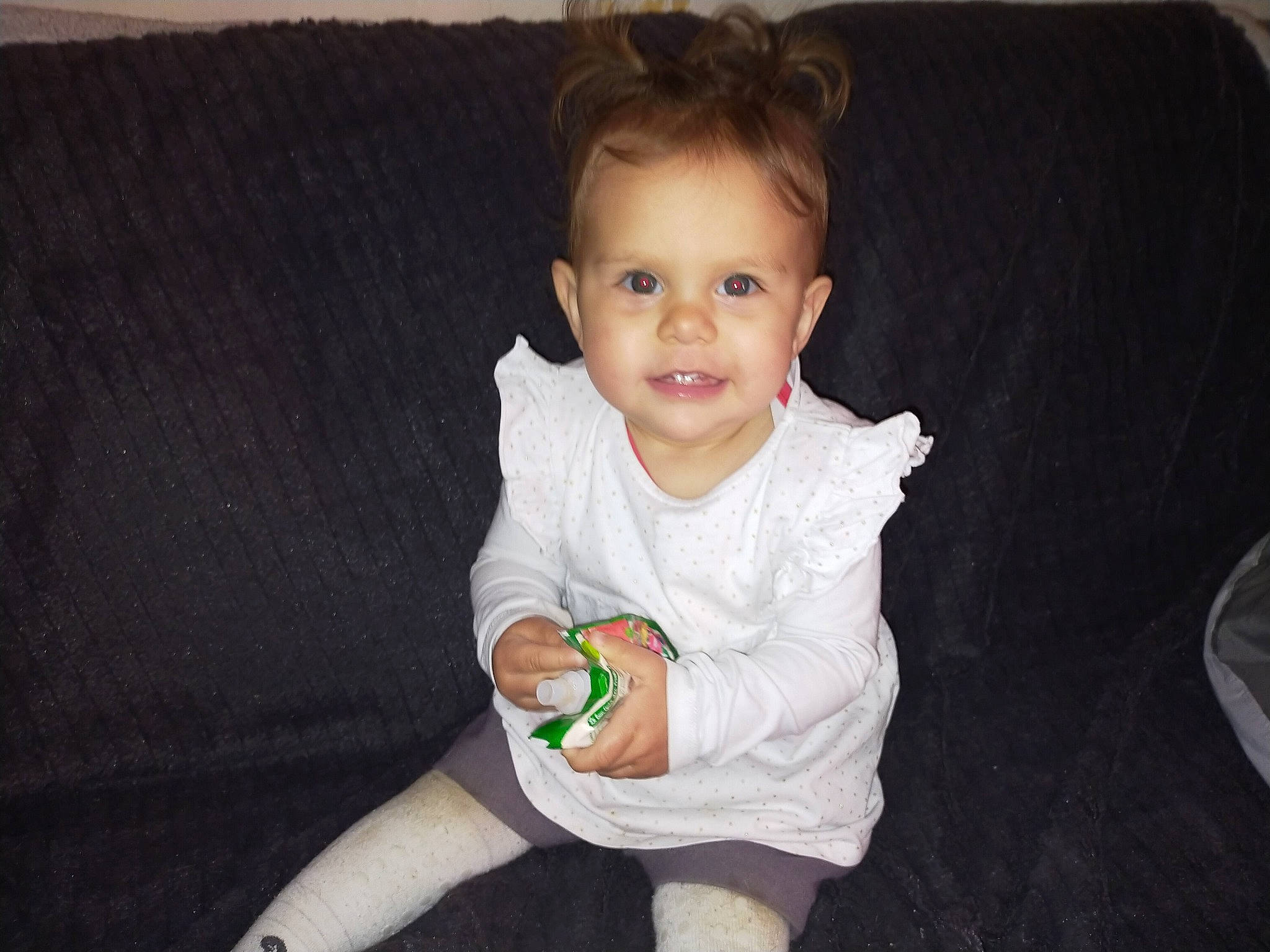 Naomi a rejoint le concours — aidez-le/la à gagner de superbes lots ! baby, baby_toddler_clothing, cheek, child, comfort, couch, eye, face, flash_photography, hair, happy, human_body, iris, joy, leg, person, skin, sleeve, smile, standing