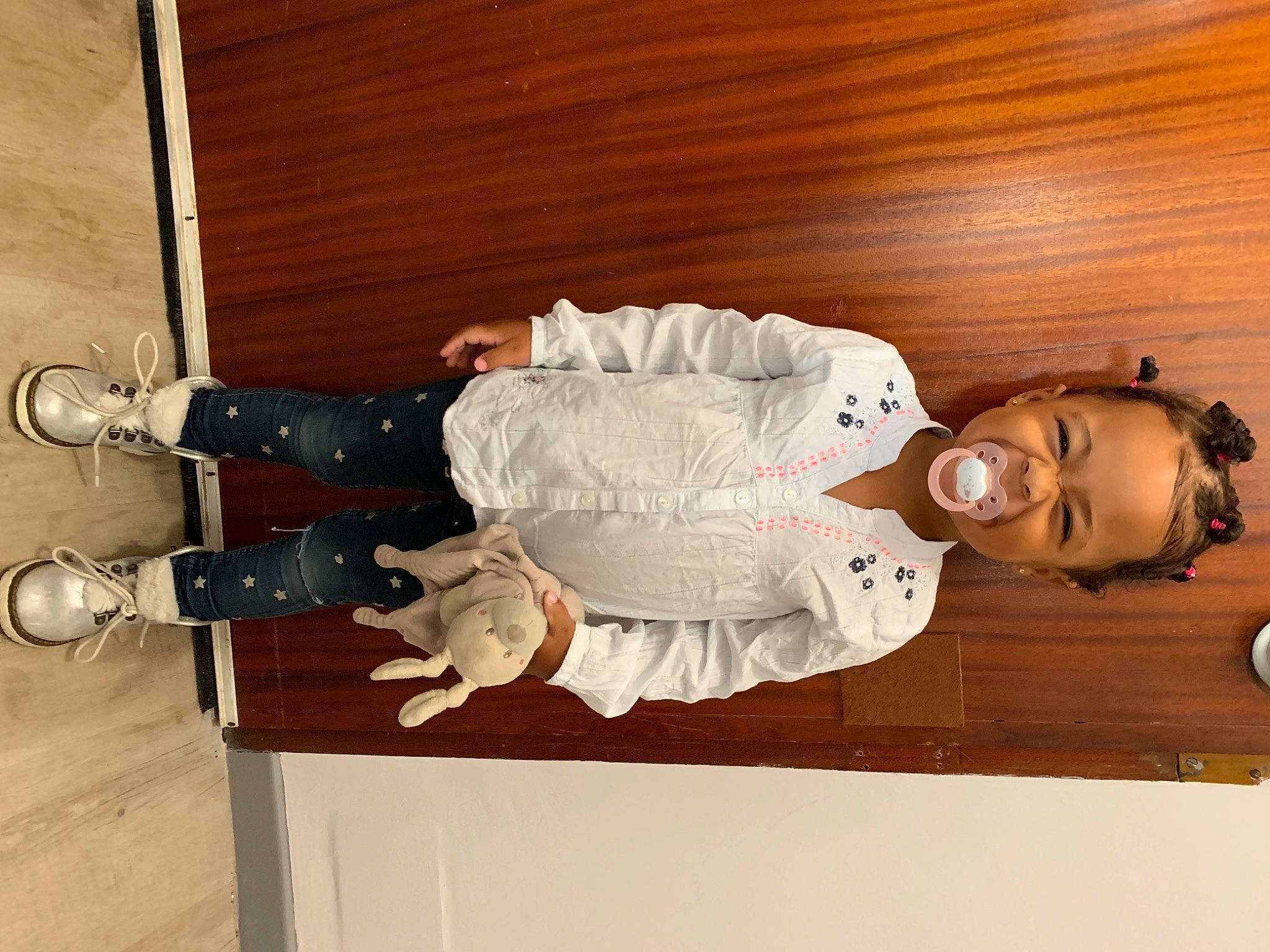 Kamélia participe au concours pour gagner de l'argent avec cette photo : art, flooring, gesture, happy, hardwood, outdoor_shoe, person, room, sleeve, smile, walking_shoe, wood, wrist