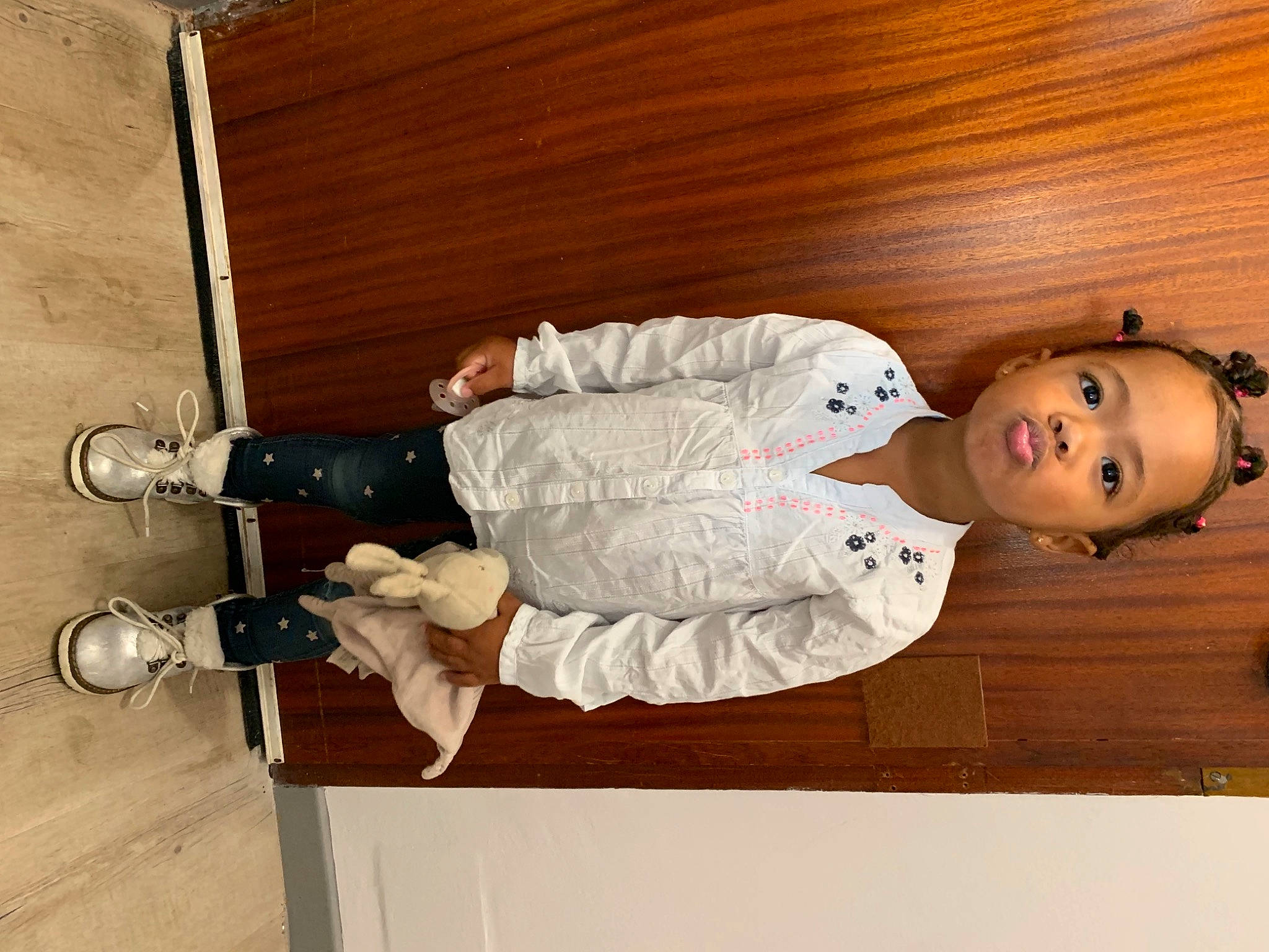 Kamélia a rejoint le concours — aidez-le/la à gagner de superbes lots ! comfort, elbow, flooring, happy, hardwood, hat, knee, outdoor_shoe, person, room, sleeve, smile, varnish, walking_shoe, wood, wood_stain, wrist