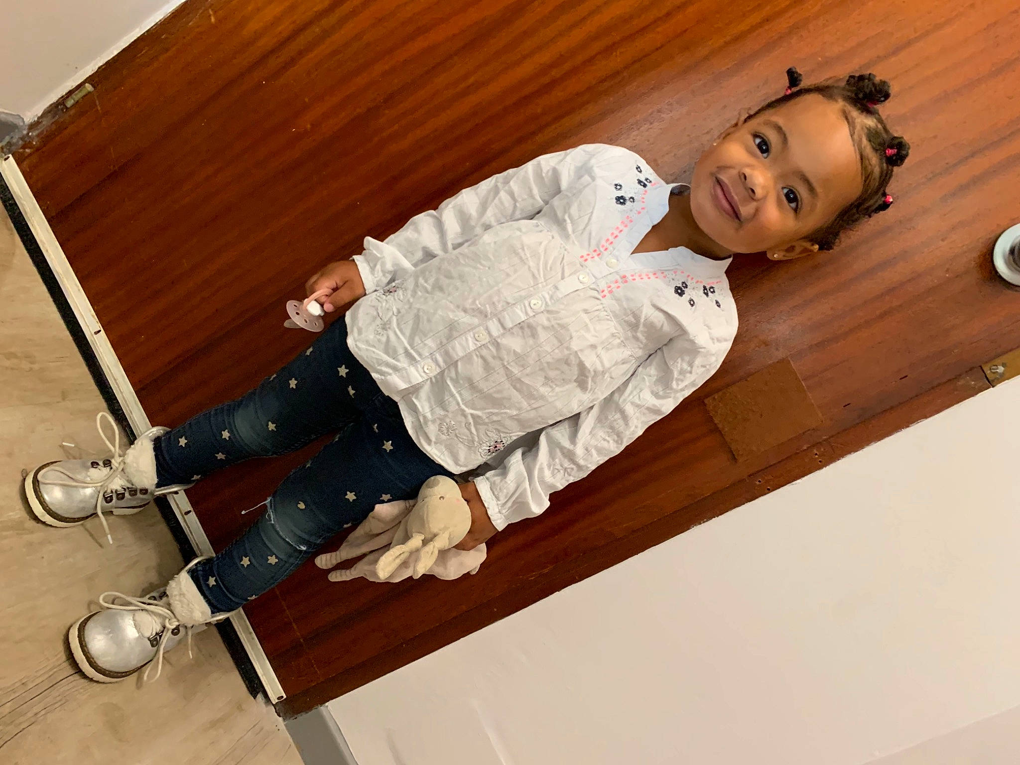 Kamélia participe au concours pour gagner de l'argent avec cette photo : baby_products, baby_safety, child, comfort, elbow, flash_photography, flooring, fun, hardwood, human_leg, joy, knee, leisure, person, room, sitting, sleeve, smile, stairs, thigh