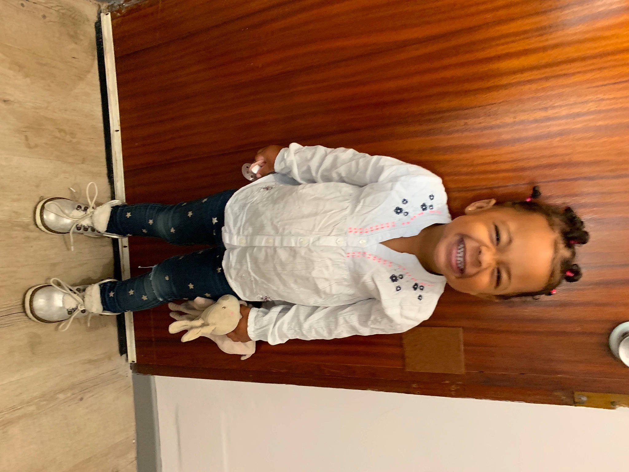 Kamélia participe au concours pour gagner de l'argent avec cette photo : baby_toddler_clothing, child, collar, comfort, dress_shirt, flooring, footwear, happy, hardwood, jacket, jeans, joy, outdoor_shoe, person, room, sleeve, smile, toddler, varnish, walking_shoe