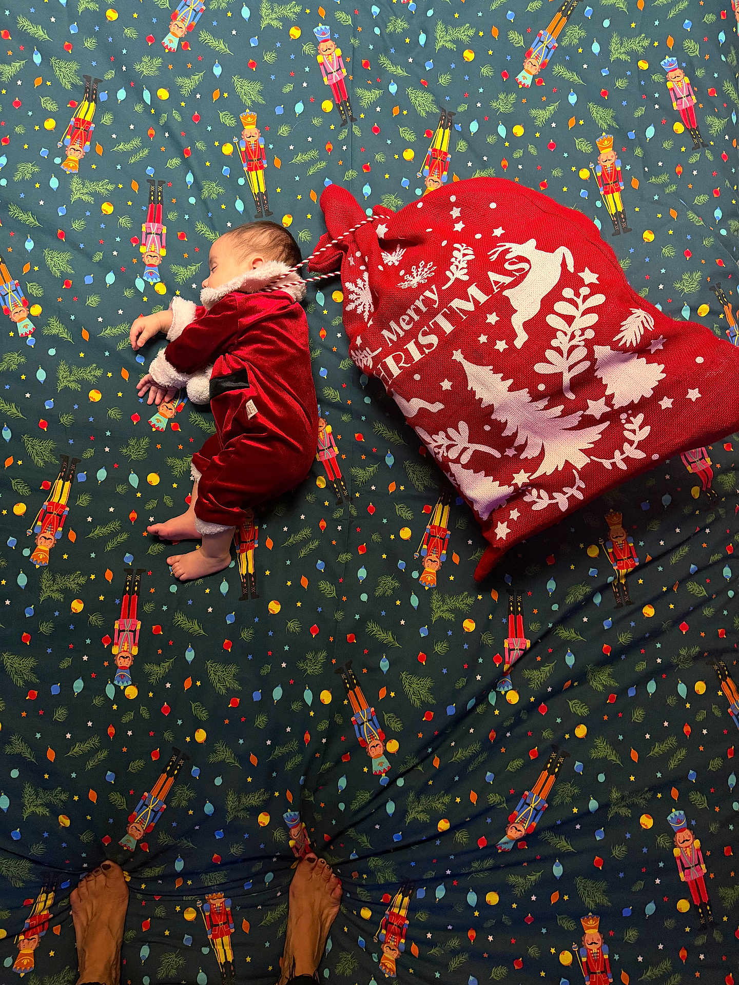 Flavio Massimo participe au concours pour gagner de l'argent avec cette photo : baby, infant, sleeping, red_clothing, velvet, christmas_sack, holiday, nutcracker_pattern, blanket, feet, toes, festive, decor, pattern, sleep, cozy, indoor, person, child, celebration