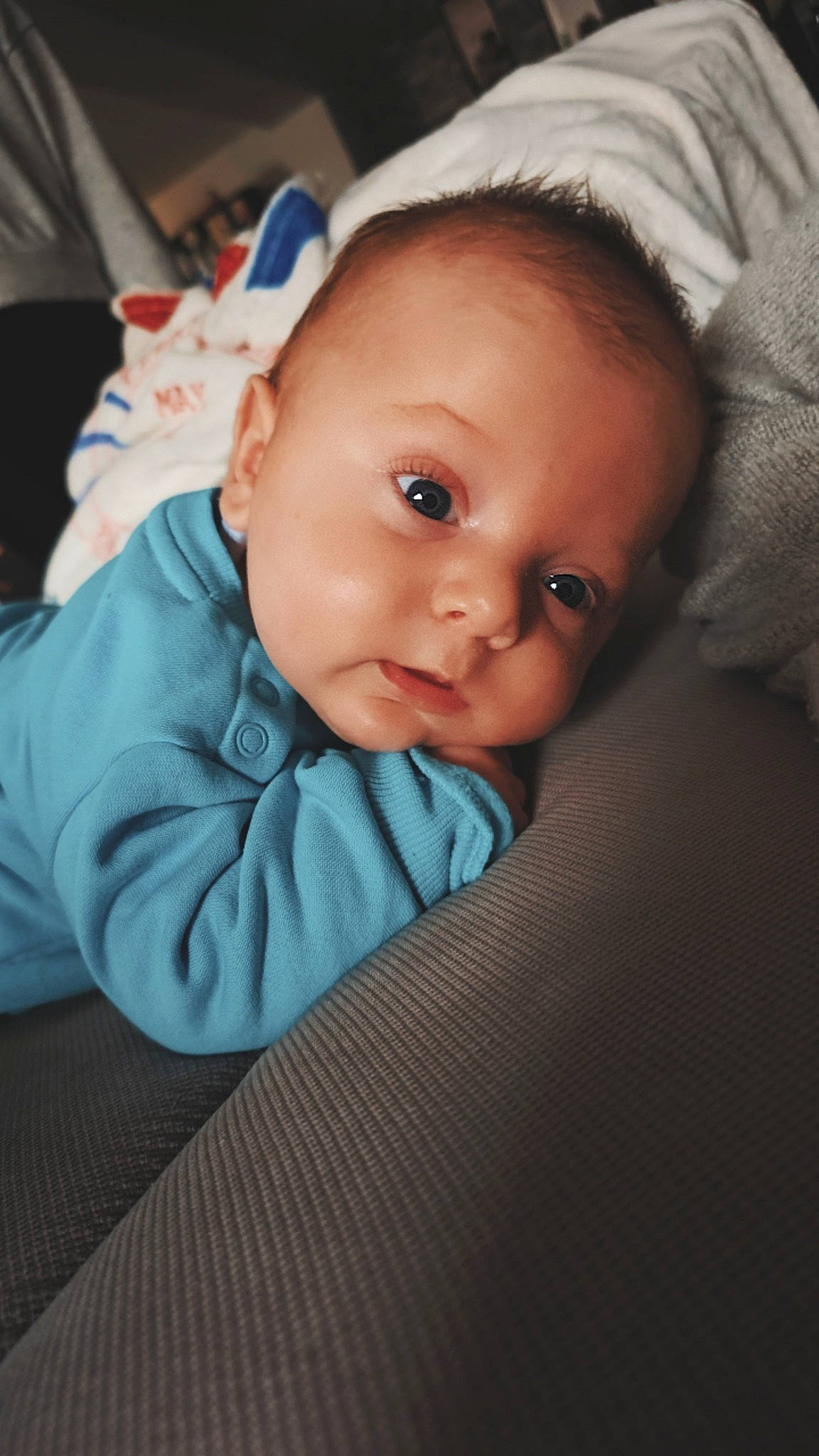 Martin a rejoint le concours — aidez-le/la à gagner de superbes lots ! baby, baby_toddler_clothing, cheek, child, comfort, eyelash, flash_photography, fun, iris, nose, person, portrait_photography, room, sitting, skin, sleeve, toddler