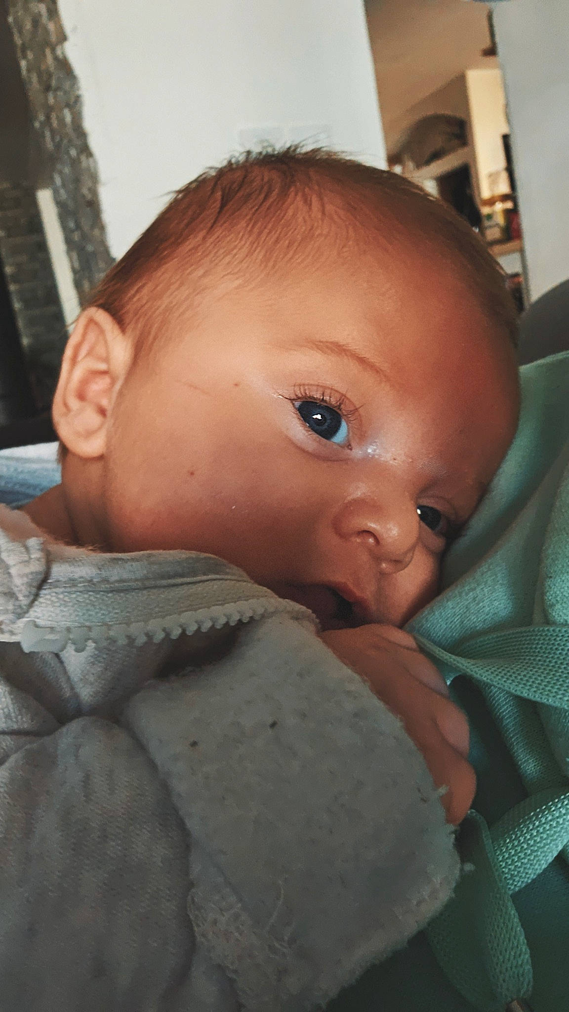 Martin participe au concours pour gagner de l'argent avec cette photo : baby, baby_toddler_clothing, brown, cheek, child, comfort, ear, eyebrow, eyelash, forehead, iris, linens, lip, mouth, nose, pattern, person, sitting, skin, sleeve