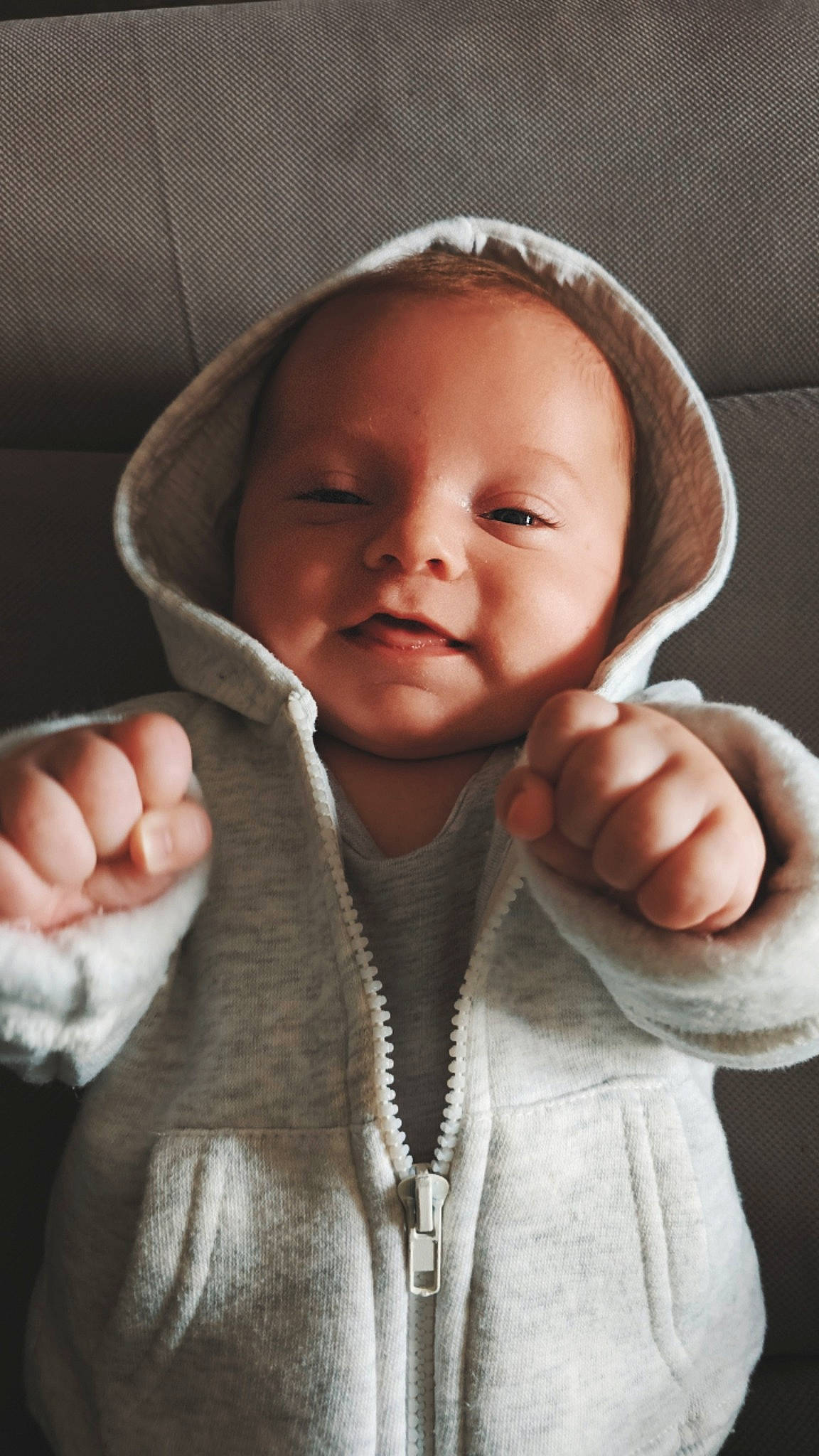 Martin a rejoint le concours — aidez-le/la à gagner de superbes lots ! arm, baby, baby_toddler_clothing, cheek, chin, eyebrow, face, finger, gesture, hand, lip, nose, organ, outerwear, person, product, skin, sleeve, smile, thumb