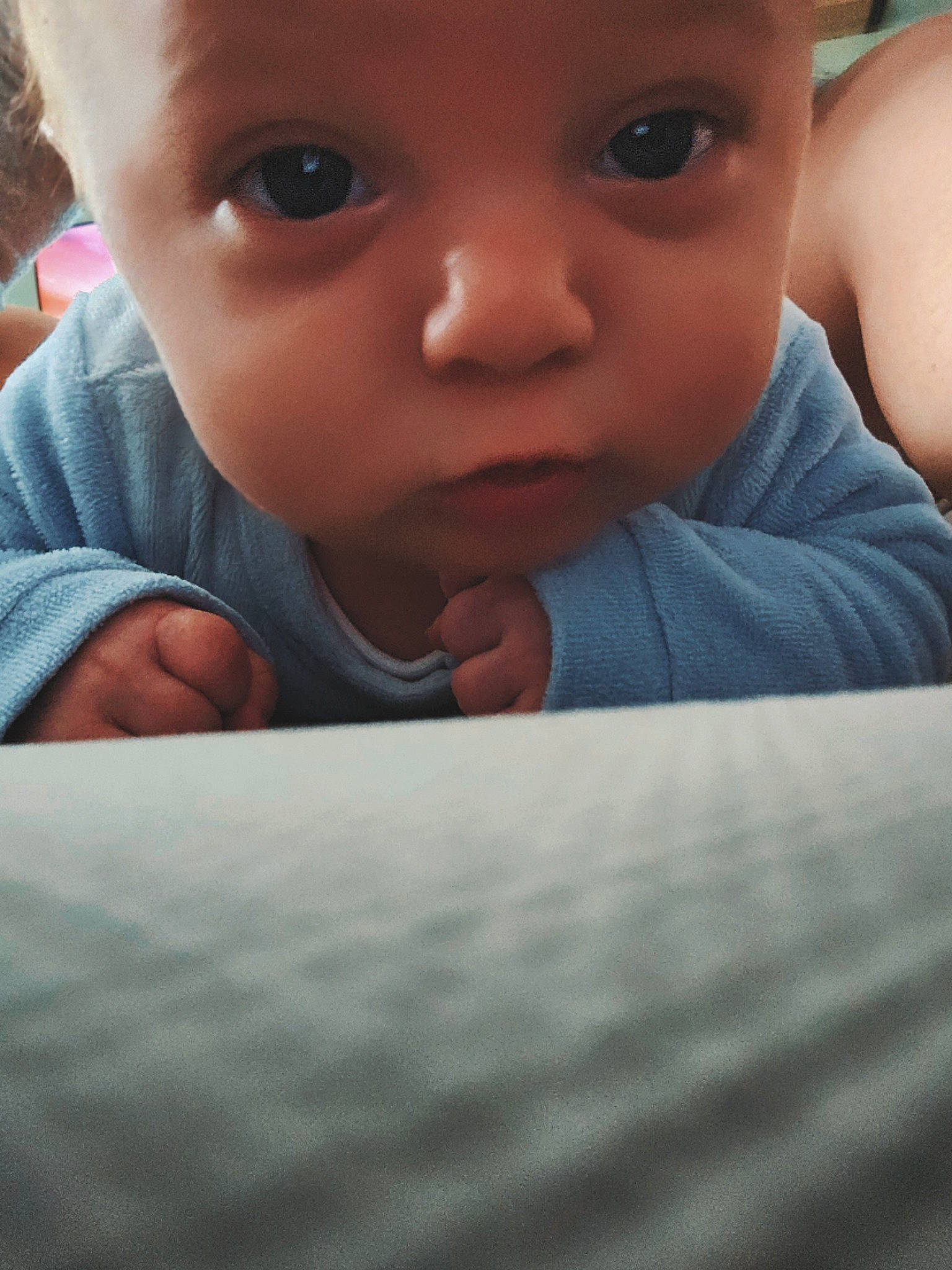 Martin a rejoint le concours — aidez-le/la à gagner de superbes lots ! baby, baby_toddler_clothing, cheek, chin, comfort, eye, eyebrow, finger, flooring, gesture, happy, iris, lip, mammal, mouth, nose, person, skin, smile, toddler