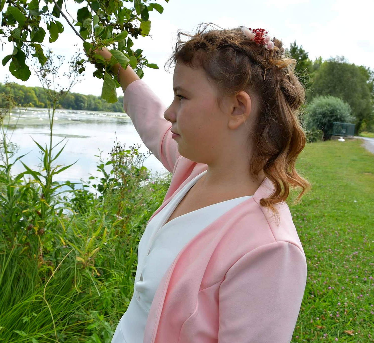 Maelys a rejoint le concours — aidez-le/la à gagner de superbes lots ! blond, botany, child, fashion_accessory, fun, grass, grassland, happy, headpiece, jewellery, lake, leisure, long_hair, people_in_nature, person, plant, sky, sleeve, tree, vacation