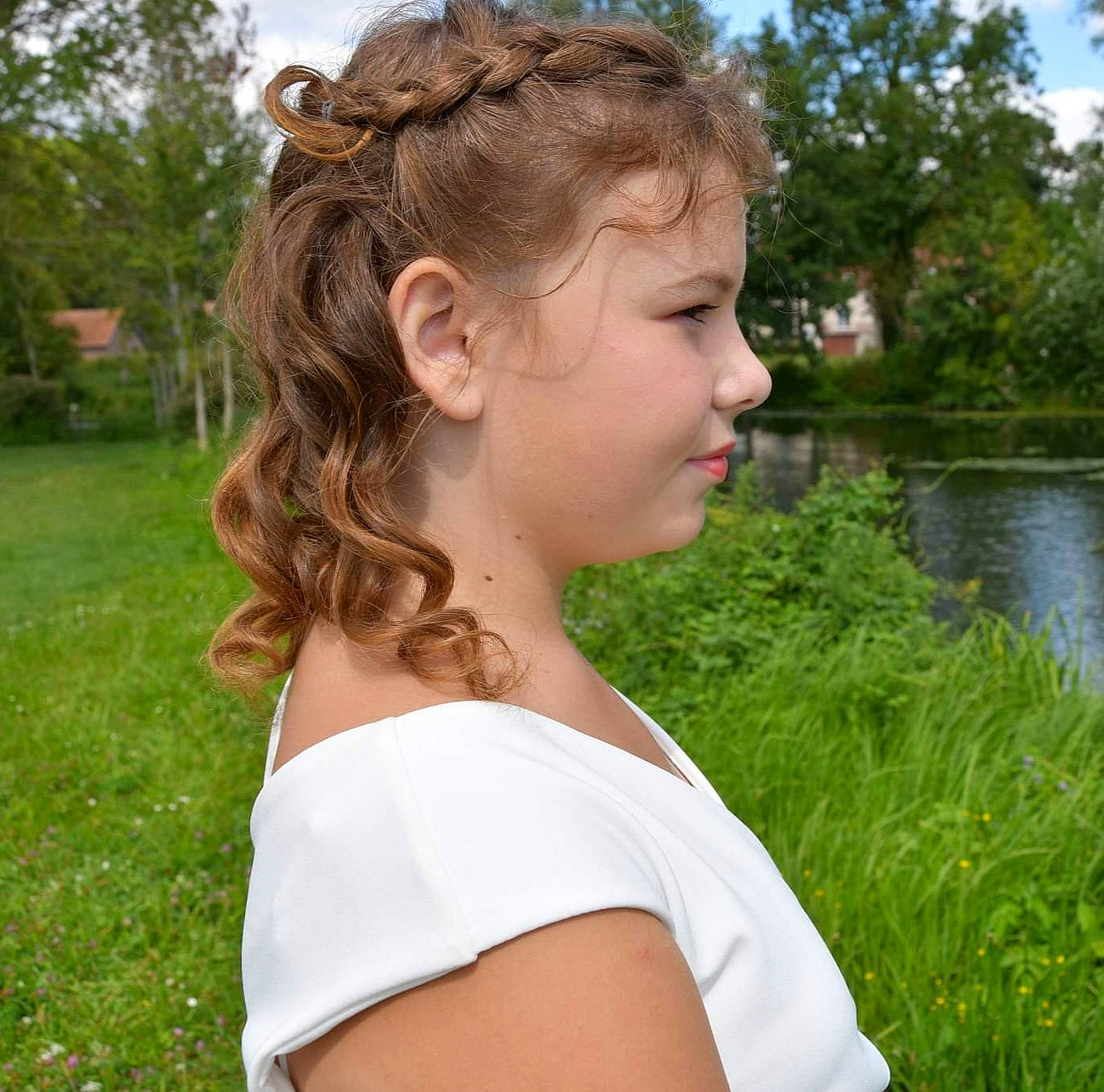Maelys participe au concours pour gagner de l'argent avec cette photo : bridal_accessory, bun, chignon, eyebrow, grass, hair, hairstyle, happy, head, headpiece, human_body, jewellery, lake, long_hair, person, plant, sky, summer, tree, water