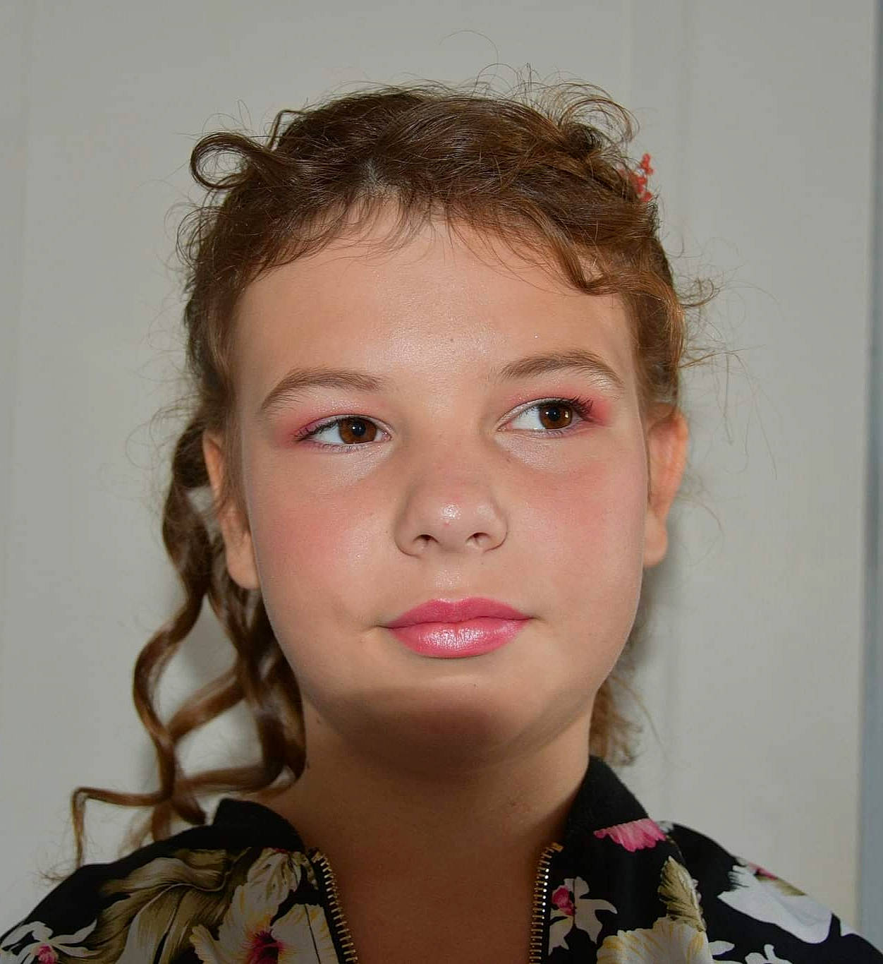 Maelys a rejoint le concours — aidez-le/la à gagner de superbes lots ! blond, brown_hair, cheek, chin, eyebrow, eyelash, fashion_design, flash_photography, forehead, gesture, happy, iris, jaw, jewellery, lip, lipstick, military_camouflage, neck, nose, person