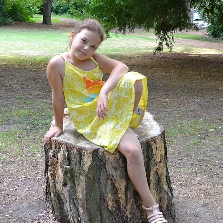 Maelys a rejoint le concours — aidez-le/la à gagner de superbes lots ! botany, day_dress, dress, face, fawn, fun, grass, hair, happy, human_leg, knee, leg, leisure, long_hair, people_in_nature, person, plant, thigh, tree, trunk