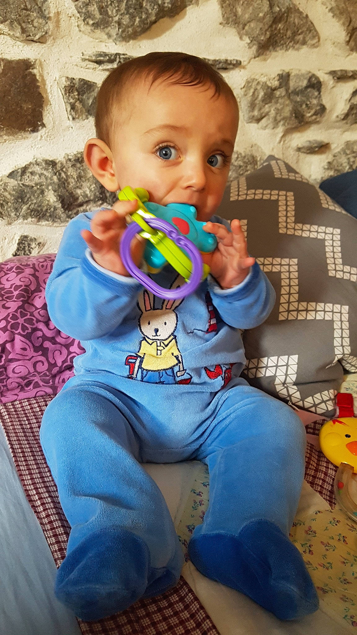 Tyfaine a rejoint le concours — aidez-le/la à gagner de superbes lots ! baby, baby_products, baby_toys, child, person, play, rattle, sitting, toddler, toy