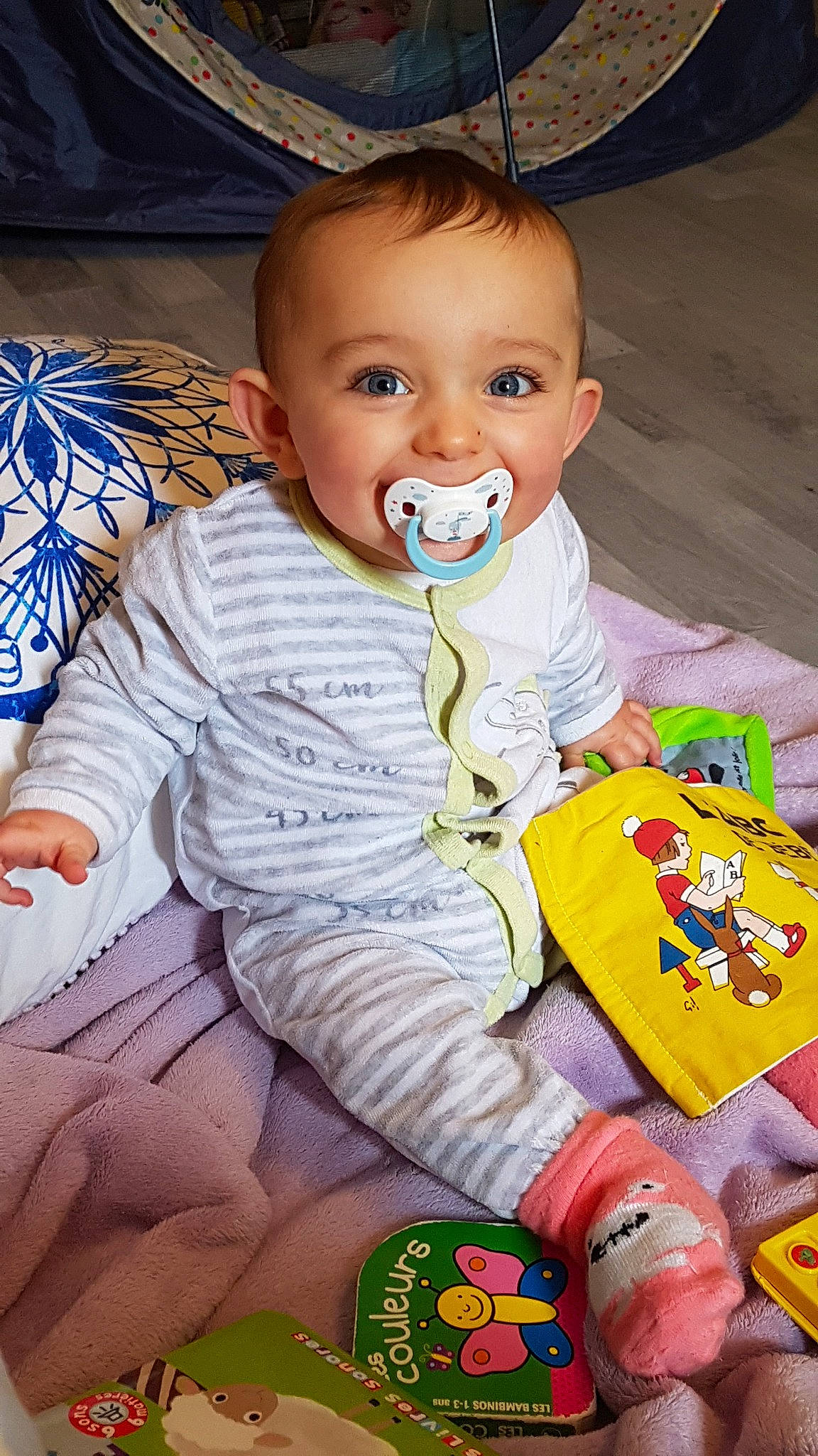 Tyfaine participe au concours pour gagner de l'argent avec cette photo : baby, baby_playing_with_toys, baby_products, baby_toddler_clothing, child, joy, person, play, toddler