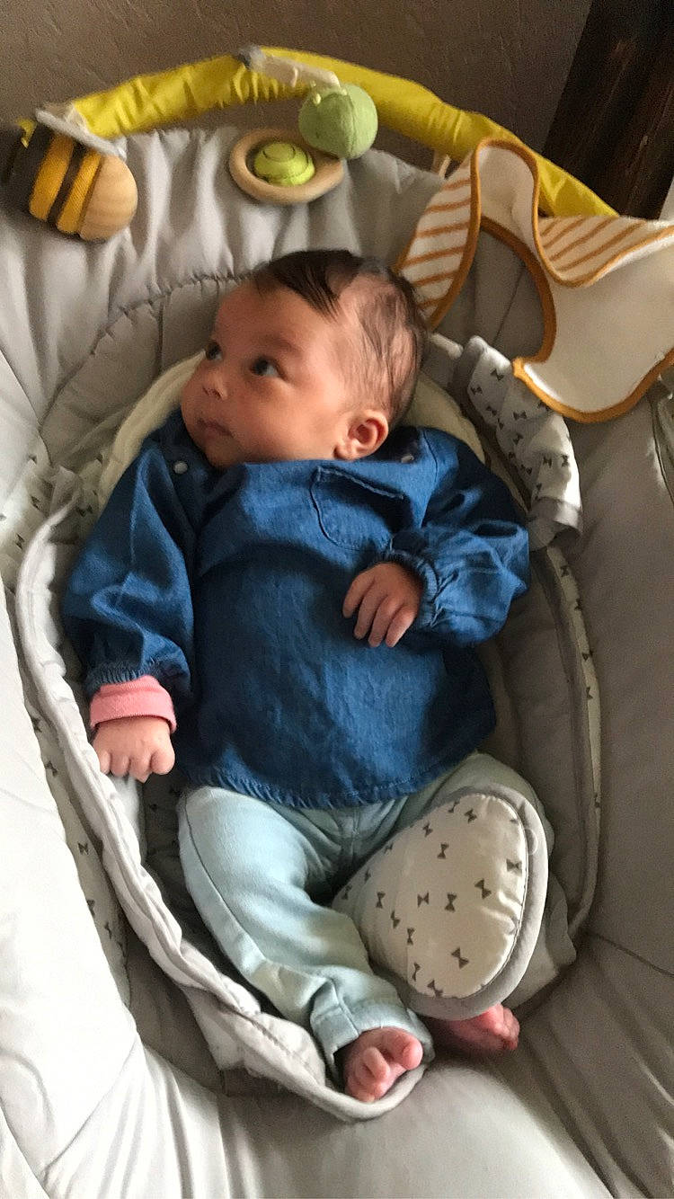 Malia a rejoint le concours — aidez-le/la à gagner de superbes lots ! baby, baby_carriage, baby_in_car_seat, baby_products, baby_safety, baby_sleeping, baby_toddler_clothing, car_seat, chair, child, comfort, foot, infant_bed, knee, lap, linens, person, product, sitting, textile