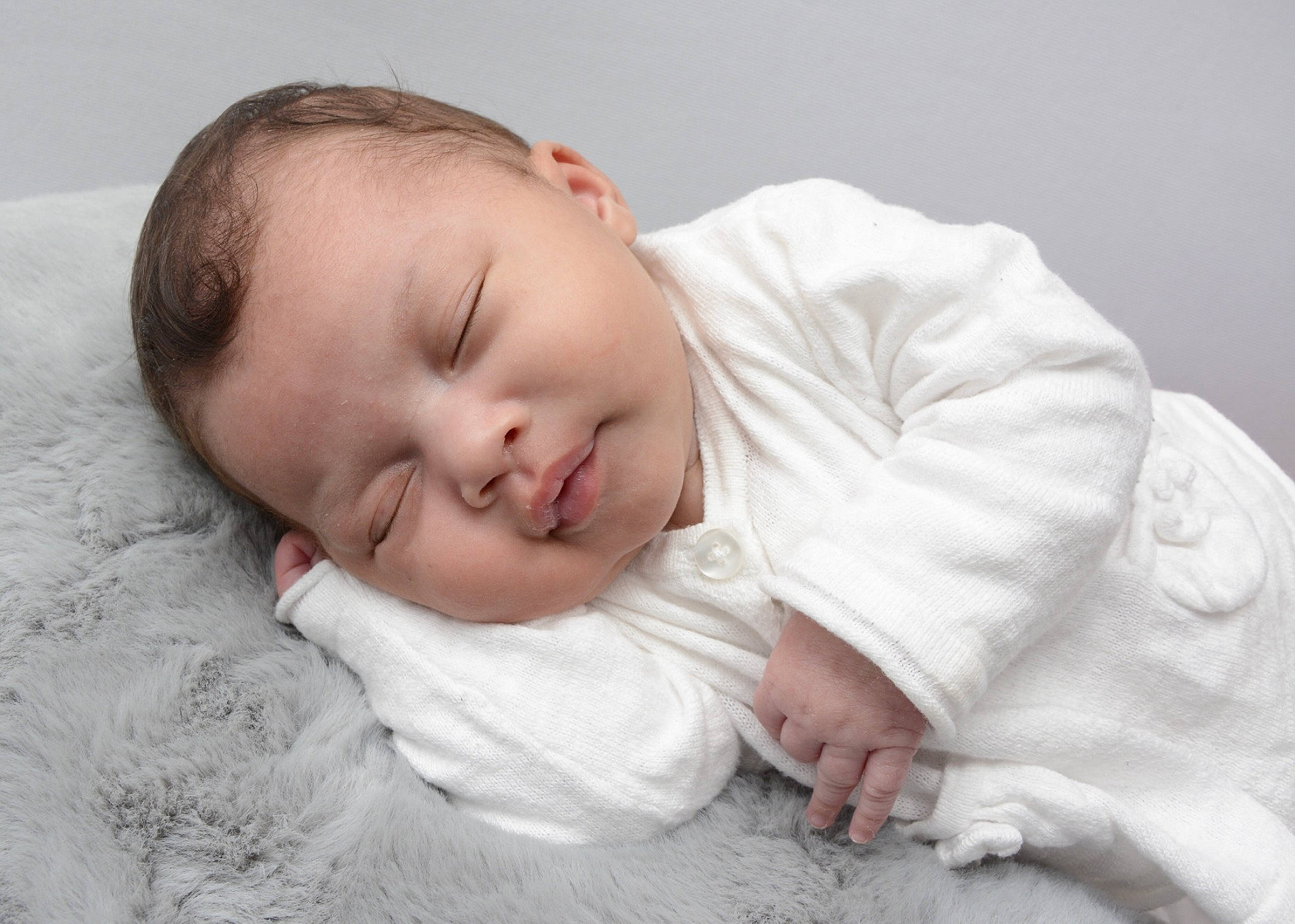 Malia a rejoint le concours — aidez-le/la à gagner de superbes lots ! baby, baby_toddler_clothing, bedding, bedtime, cheek, child, chin, comfort, eyebrow, face, fur, gesture, happy, head, headgear, linens, nose, person, skin, sleeve