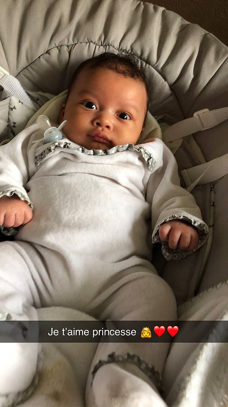 Malia a rejoint le concours — aidez-le/la à gagner de superbes lots ! arm, baby, baby_products, baby_toddler_clothing, cheek, child, comfort, face, finger, flash_photography, fur, happy, human, mouth, person, photo_caption, sitting, skin, sleeve, stock_photography