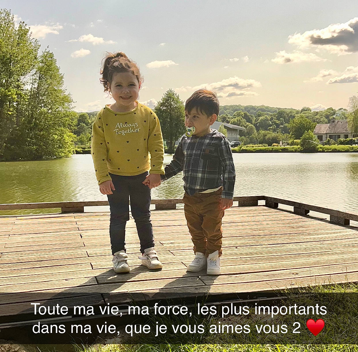 Aylan a rejoint le concours — aidez-le/la à gagner de superbes lots ! adaptation, cloud, cool, footwear, gesture, happy, human, joy, lake, leisure, morning, natural_landscape, people_in_nature, person, shoe, sky, sneakers, standing, toddler, travel