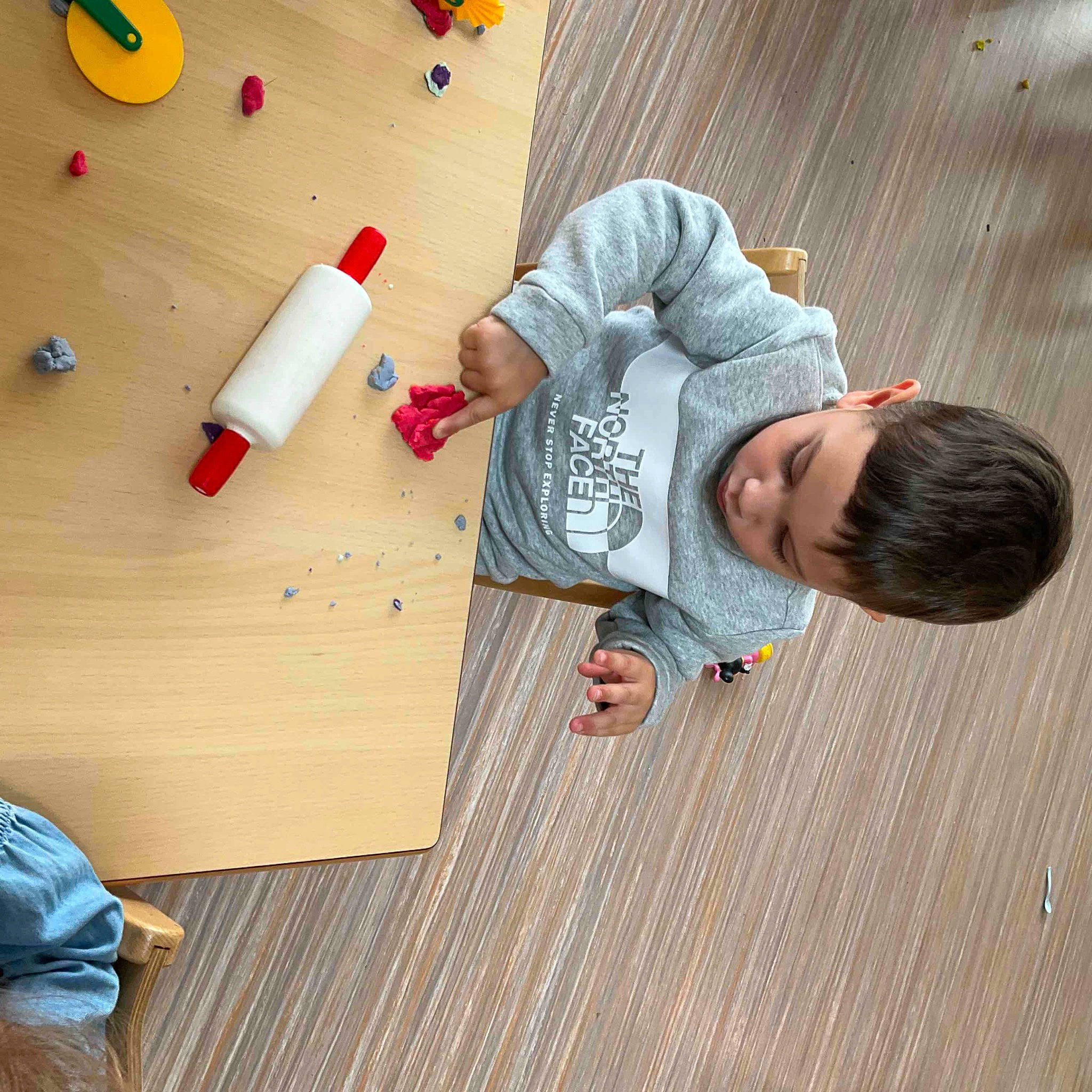 Aylan a rejoint le concours — aidez-le/la à gagner de superbes lots ! baby_toddler_clothing, child, flooring, hammer, hardwood, office_supplies, pattern, person, play, room, sitting, t_shirt, table, toddler, varnish, wood, wood_flooring, wood_stain
