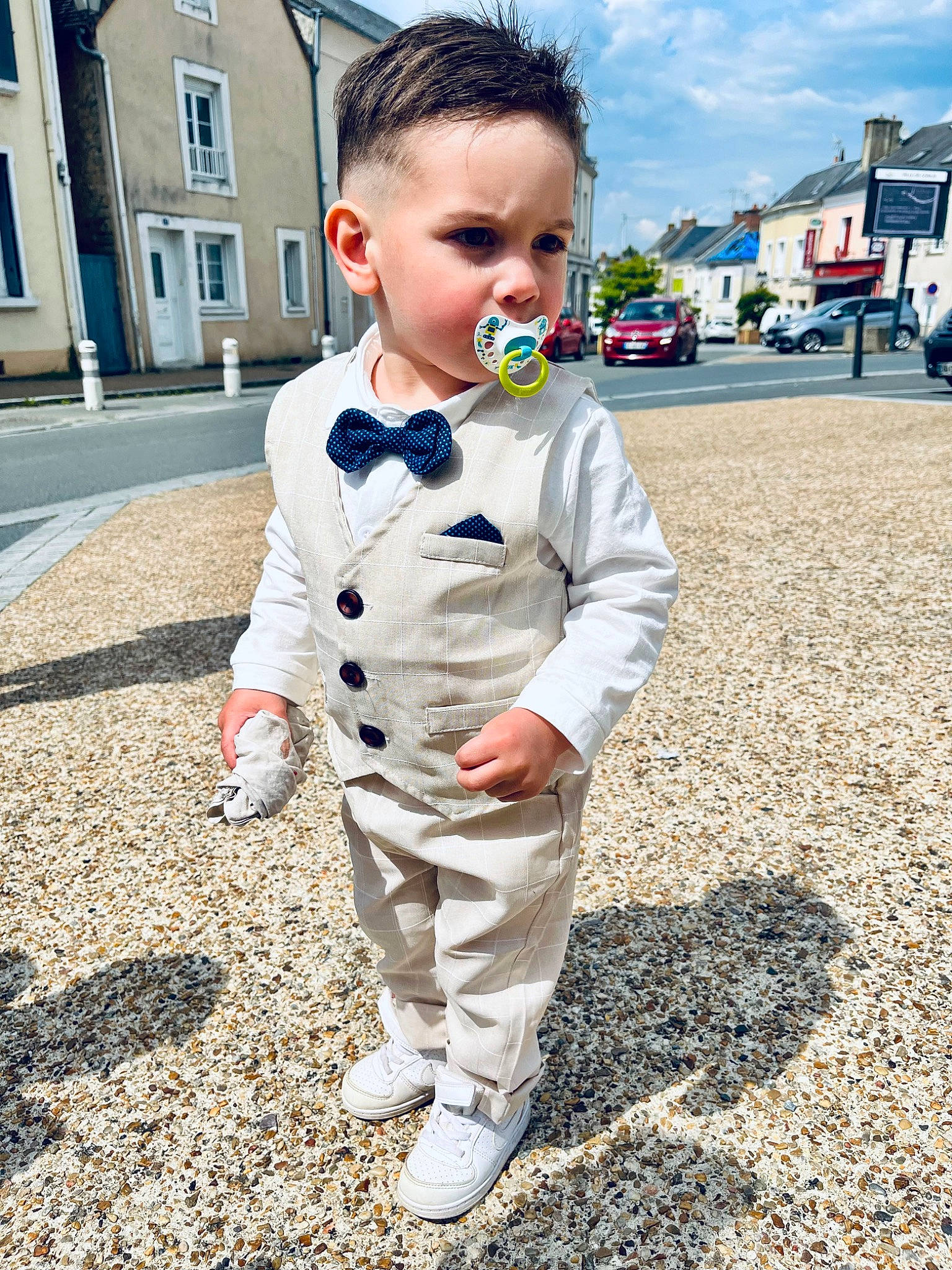 Aylan a rejoint le concours — aidez-le/la à gagner de superbes lots ! asphalt, baby_toddler_clothing, blazer, child, cloud, flooring, formal_wear, fun, grass, happy, person, sky, sleeve, suit, toddler, tree, truck, uniform, wheel, white