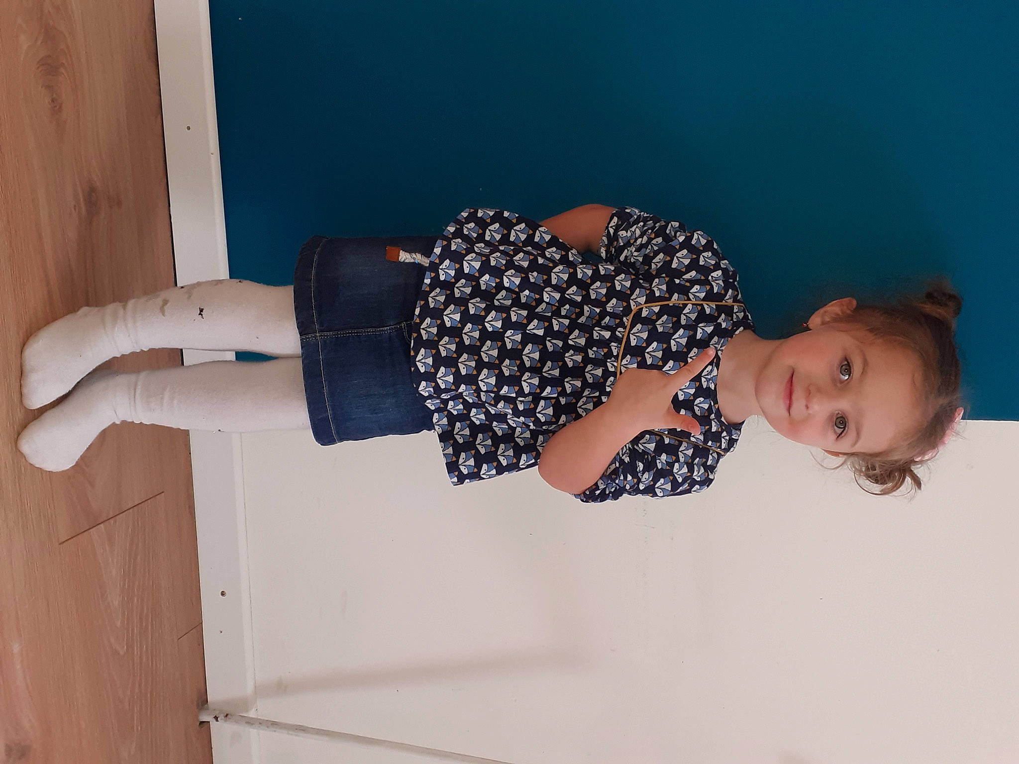 Lénnie a rejoint le concours — aidez-le/la à gagner de superbes lots ! arm, comfort, elbow, finger, flooring, fun, gesture, human_leg, joint, joy, knee, pattern, person, shoulder, sitting, sleeve, stairs, street_fashion, thigh, waist